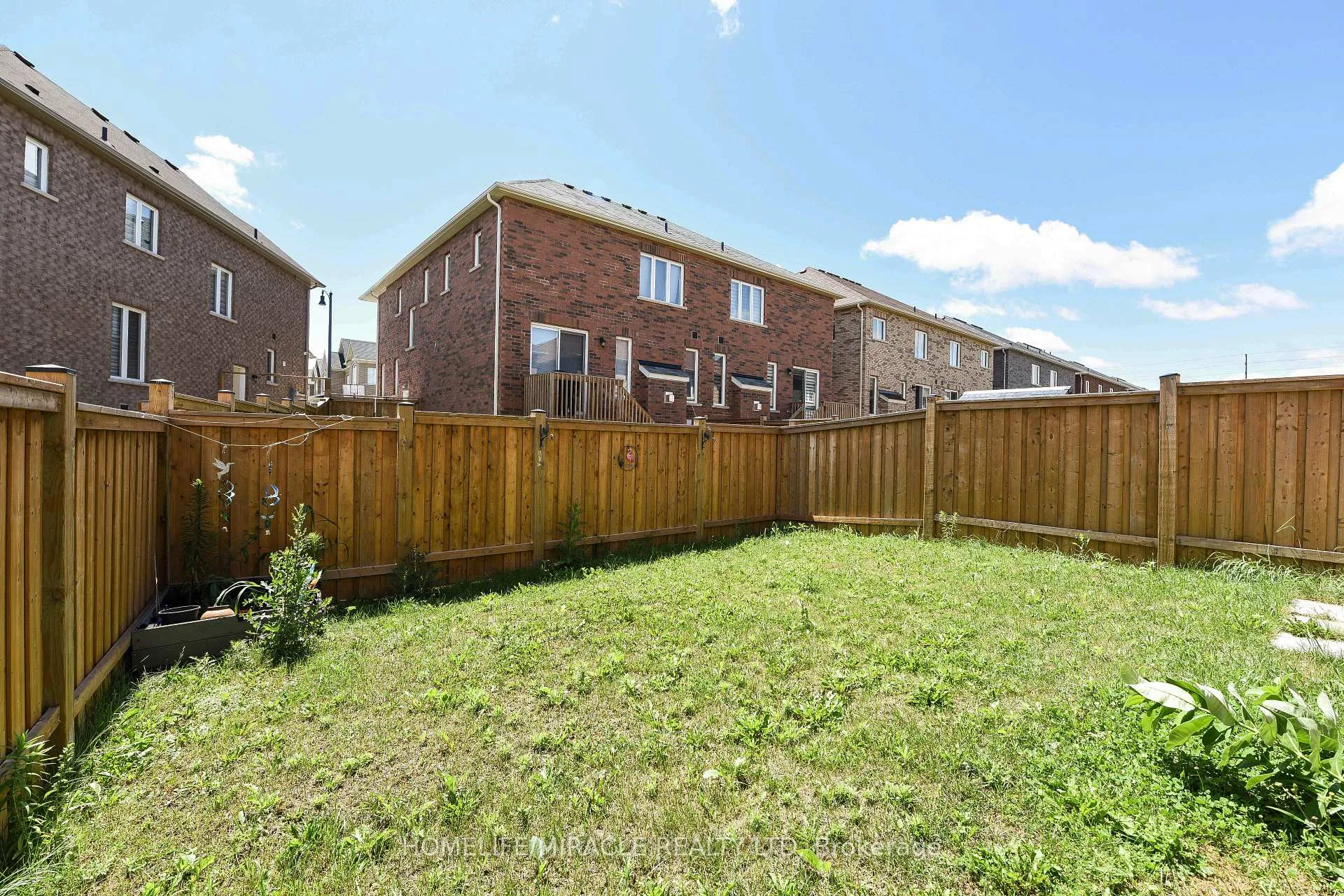 Photo 4 of 418 Royal West Drive, Brampton, Credit Valley — HOMEH
