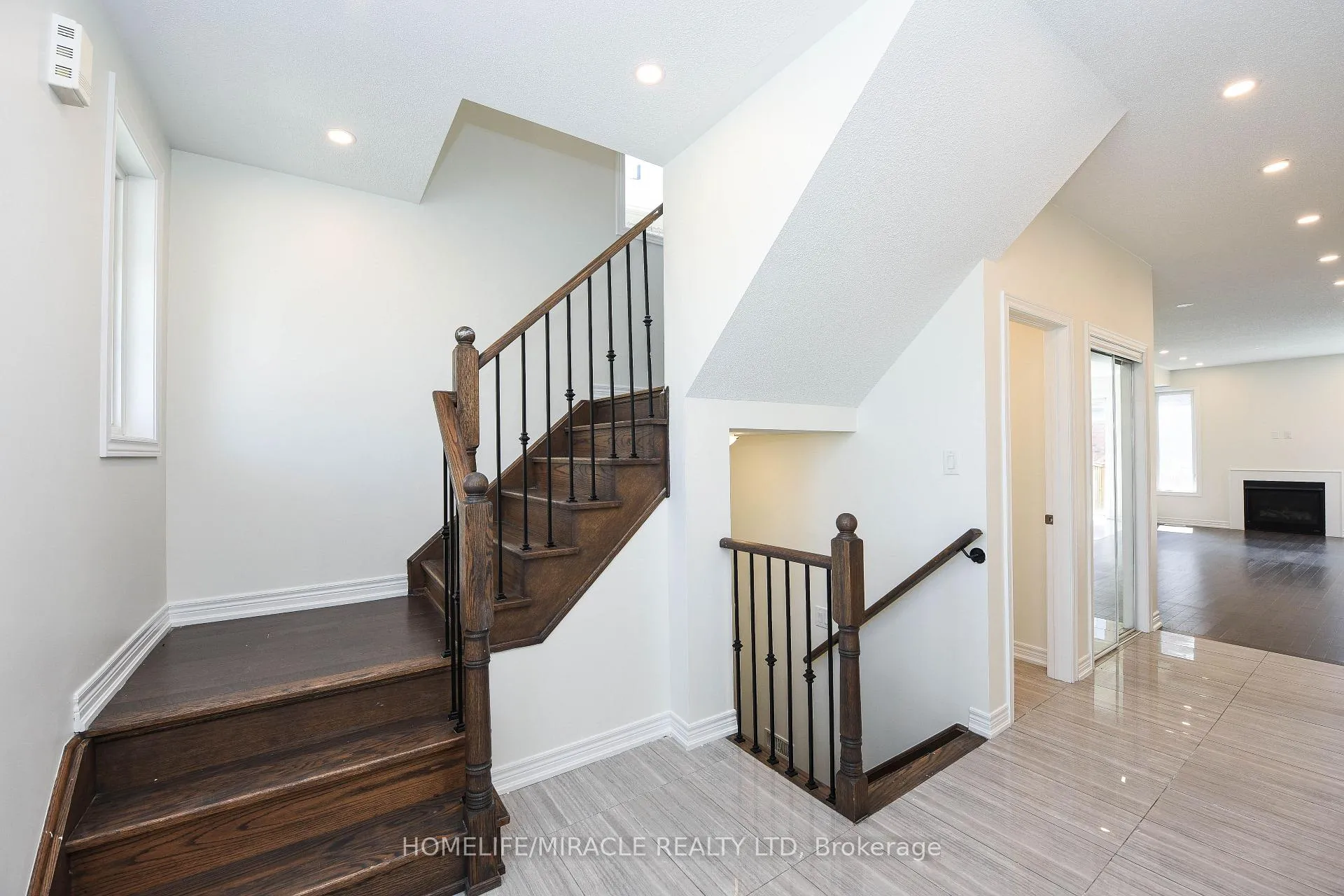 Photo 5 of 418 Royal West Drive, Brampton, Credit Valley — HOMEH