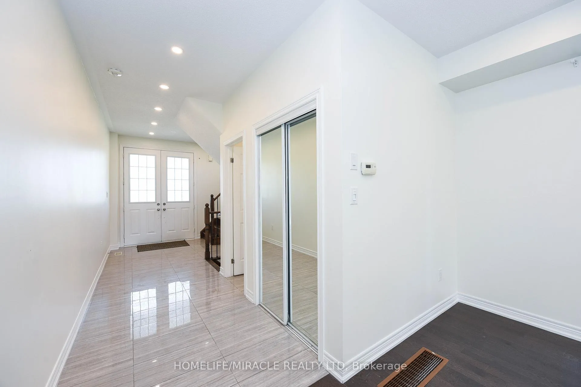 Photo 6 of 418 Royal West Drive, Brampton, Credit Valley — HOMEH