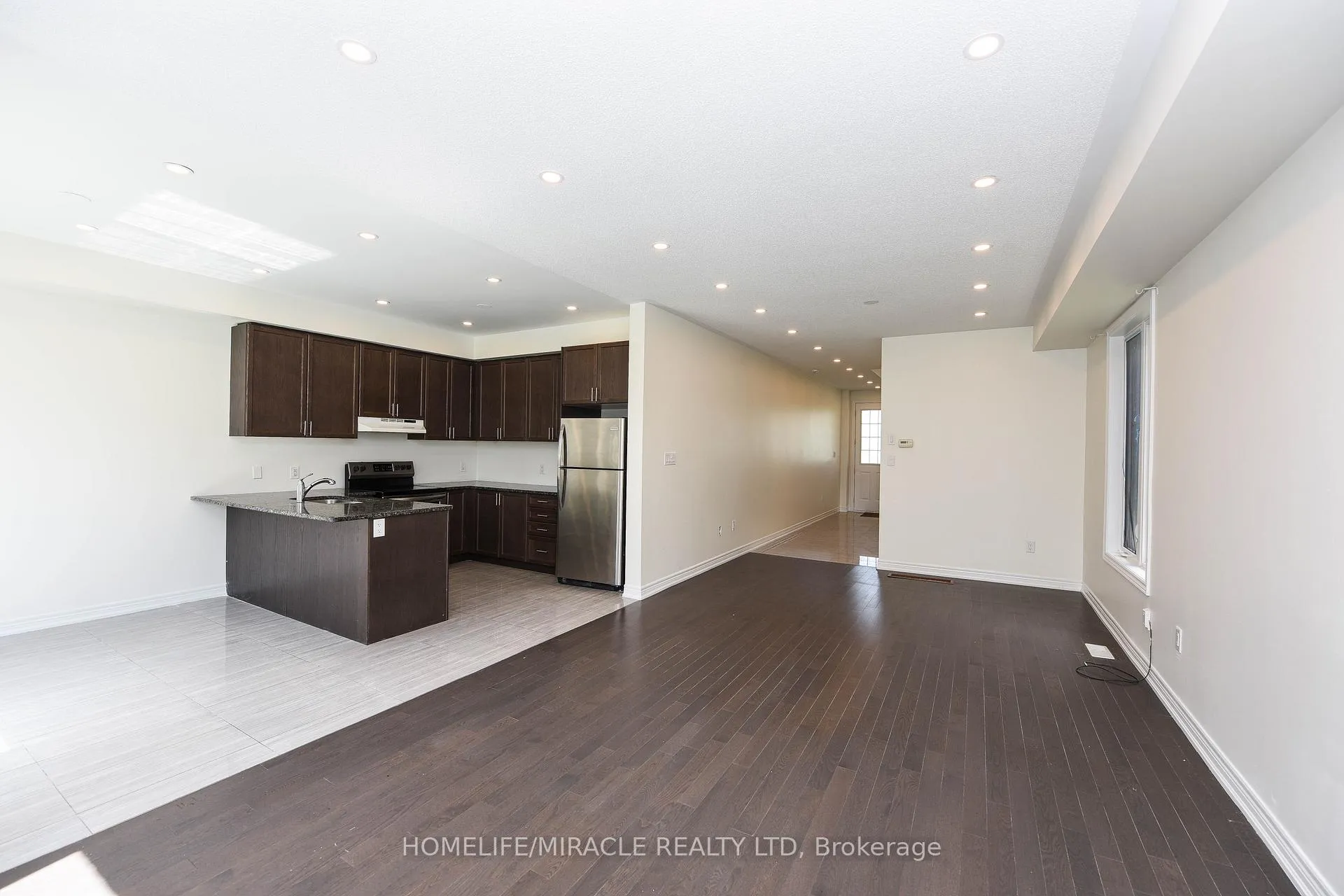 Photo 7 of 418 Royal West Drive, Brampton, Credit Valley — HOMEH