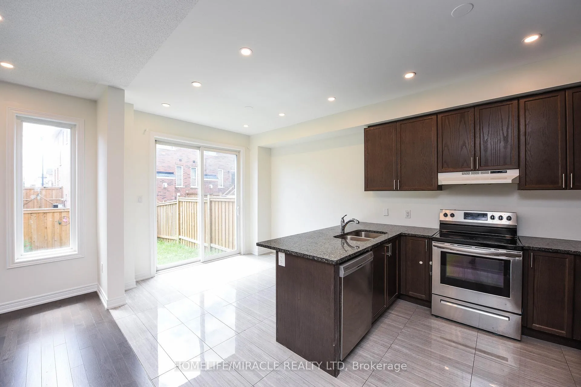 Photo 8 of 418 Royal West Drive, Brampton, Credit Valley — HOMEH