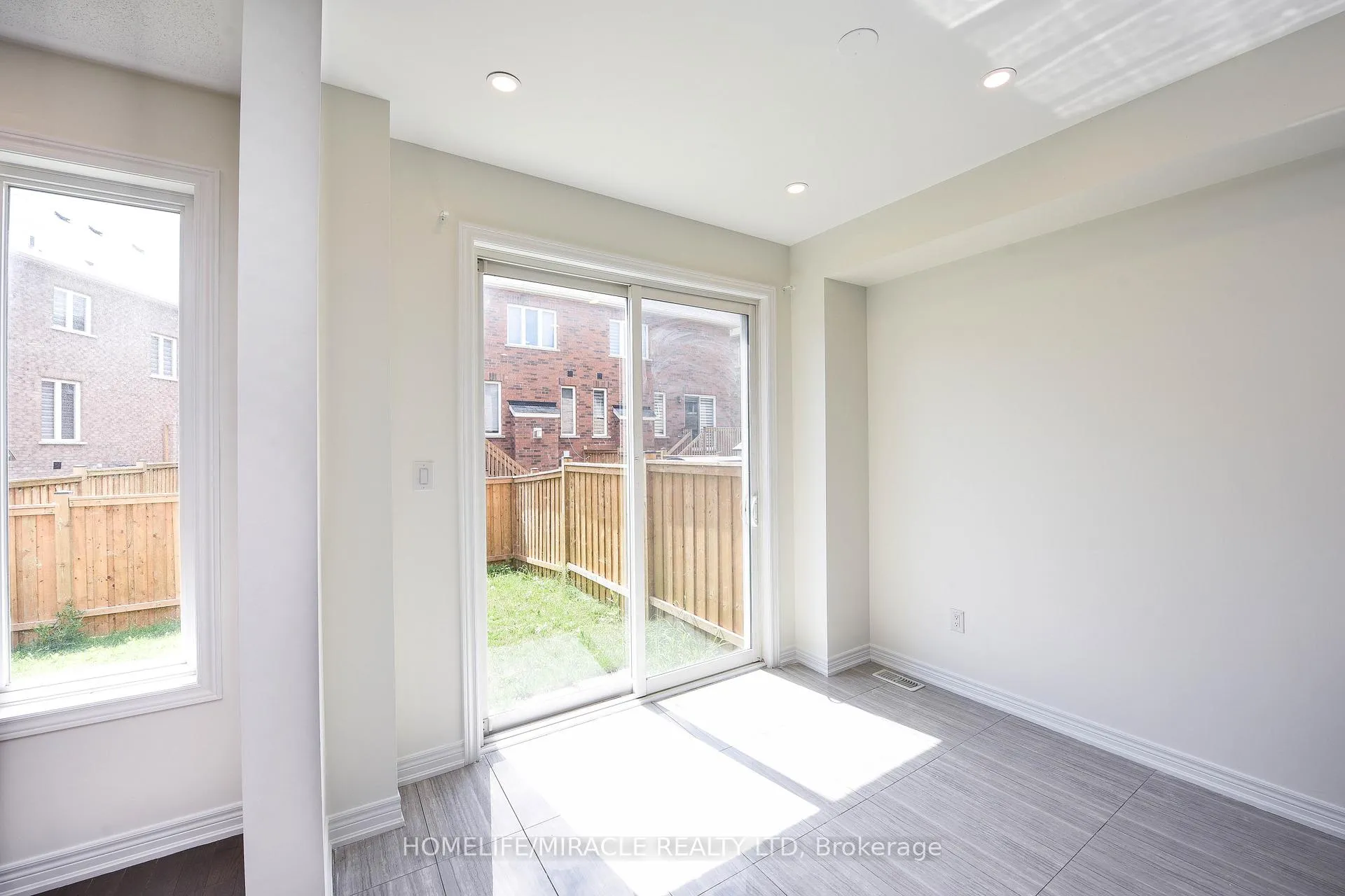 Photo 9 of 418 Royal West Drive, Brampton, Credit Valley — HOMEH