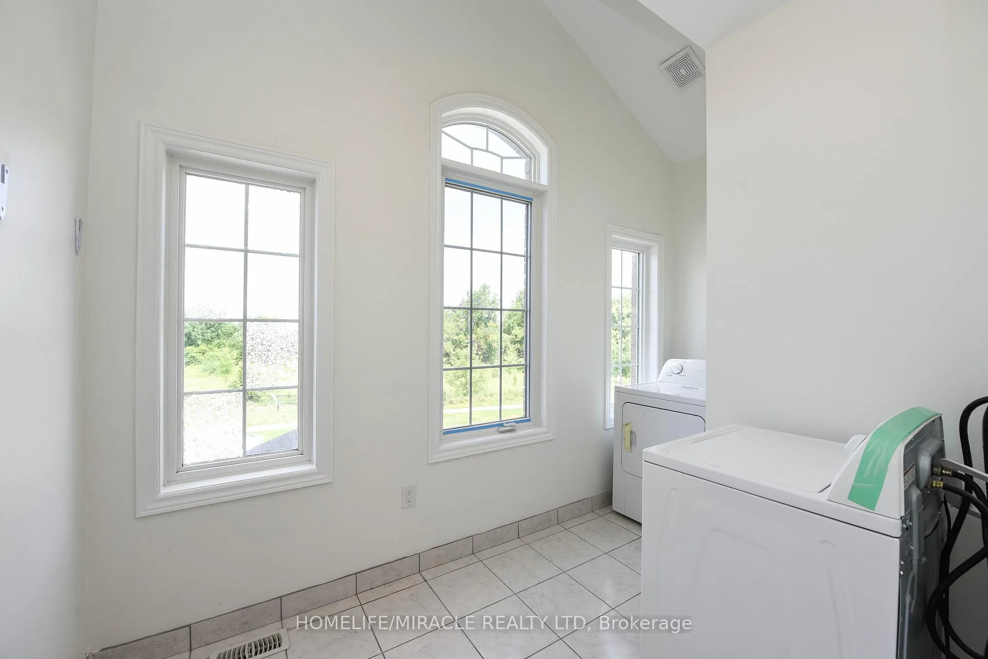 Photo 10 of 418 Royal West Drive, Brampton, Credit Valley — HOMEH