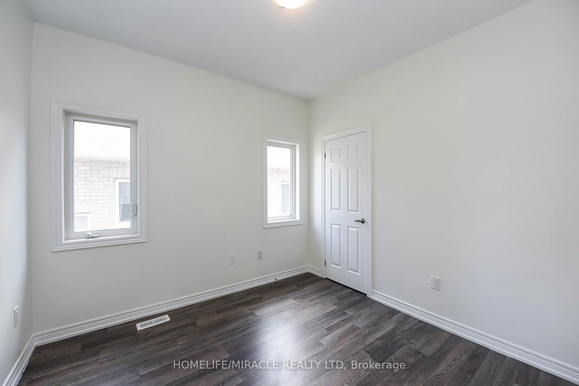 Photo 11 of 418 Royal West Drive, Brampton, Credit Valley — HOMEH