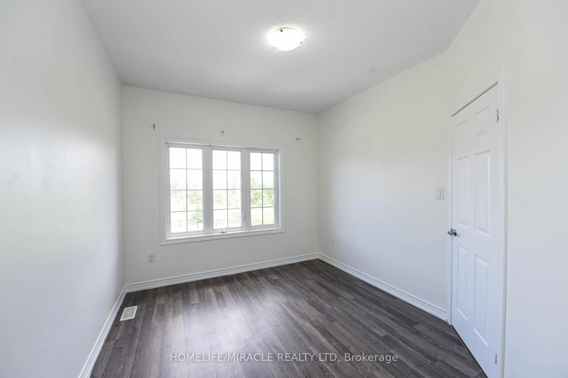 Photo 12 of 418 Royal West Drive, Brampton, Credit Valley — HOMEH