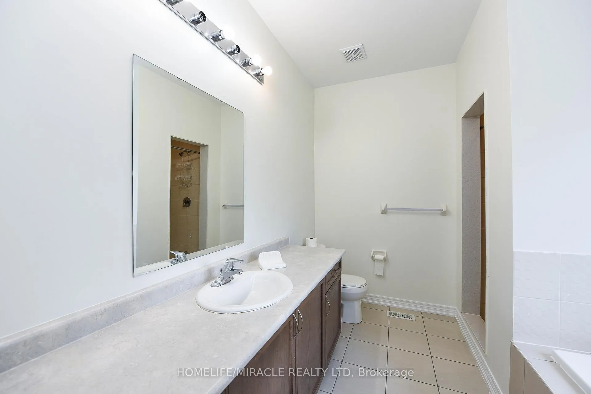 Photo 14 of 418 Royal West Drive, Brampton, Credit Valley — HOMEH