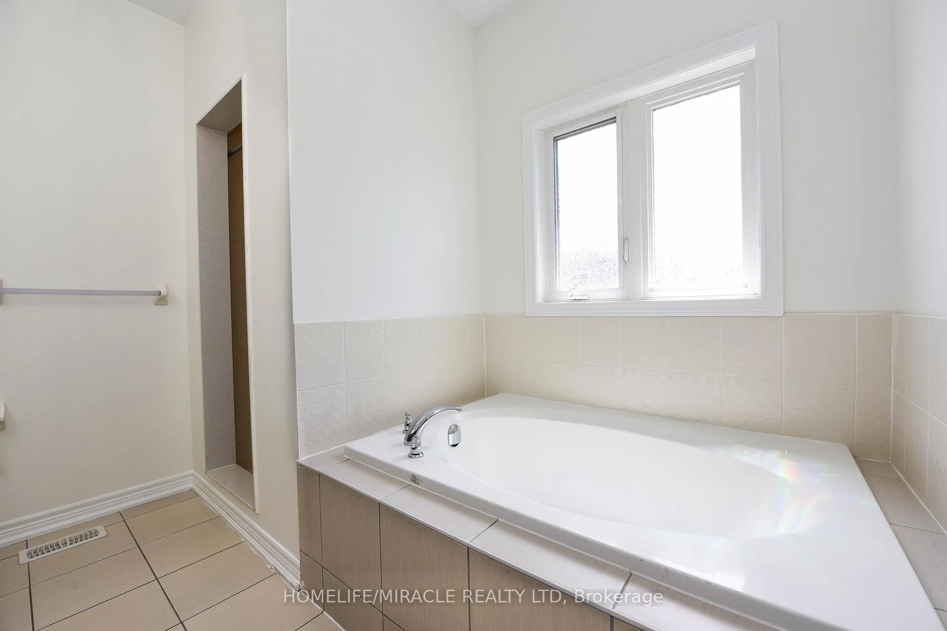 Photo 15 of 418 Royal West Drive, Brampton, Credit Valley — HOMEH