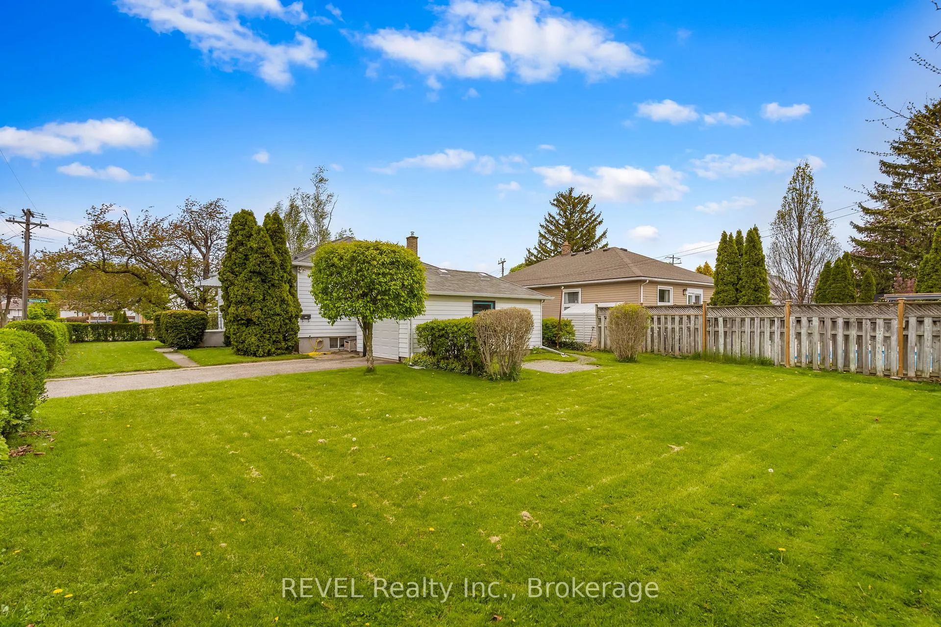 Photo 7 of 18 Nickerson Avenue, St. Catharines, Vine/Linwell — HOMEH