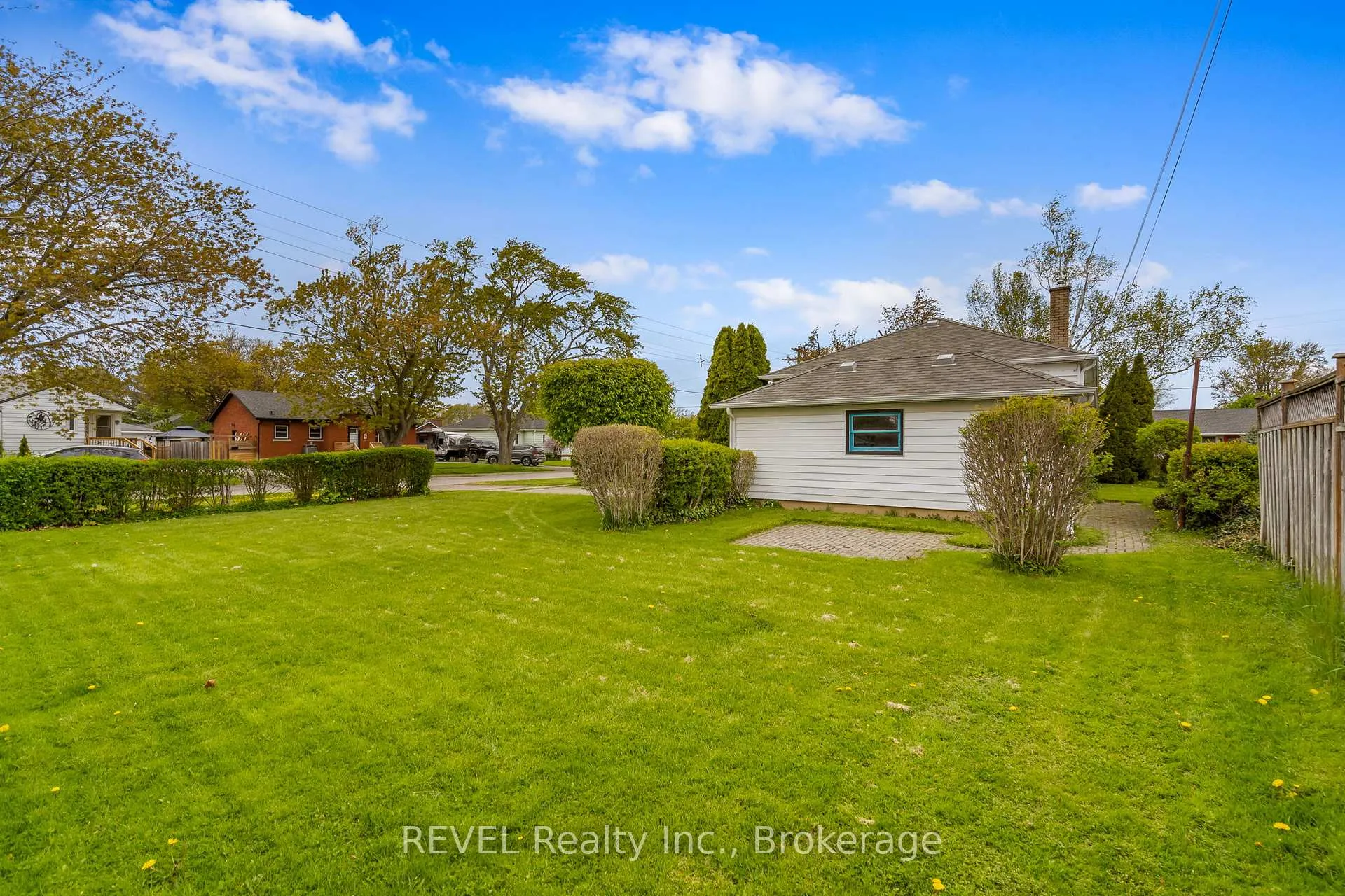 Photo 8 of 18 Nickerson Avenue, St. Catharines, Vine/Linwell — HOMEH