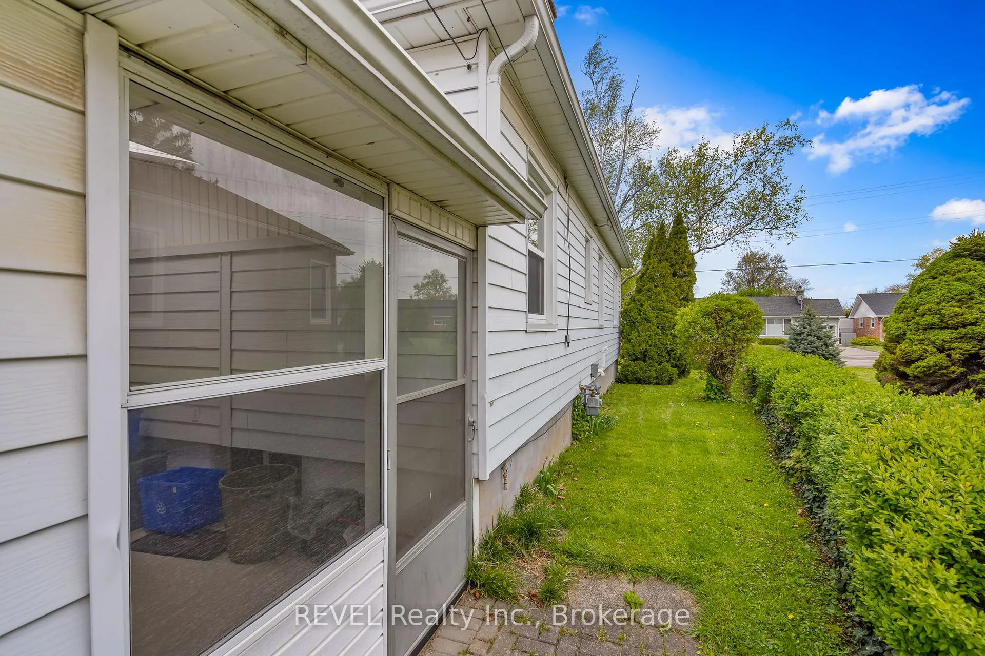Photo 9 of 18 Nickerson Avenue, St. Catharines, Vine/Linwell — HOMEH