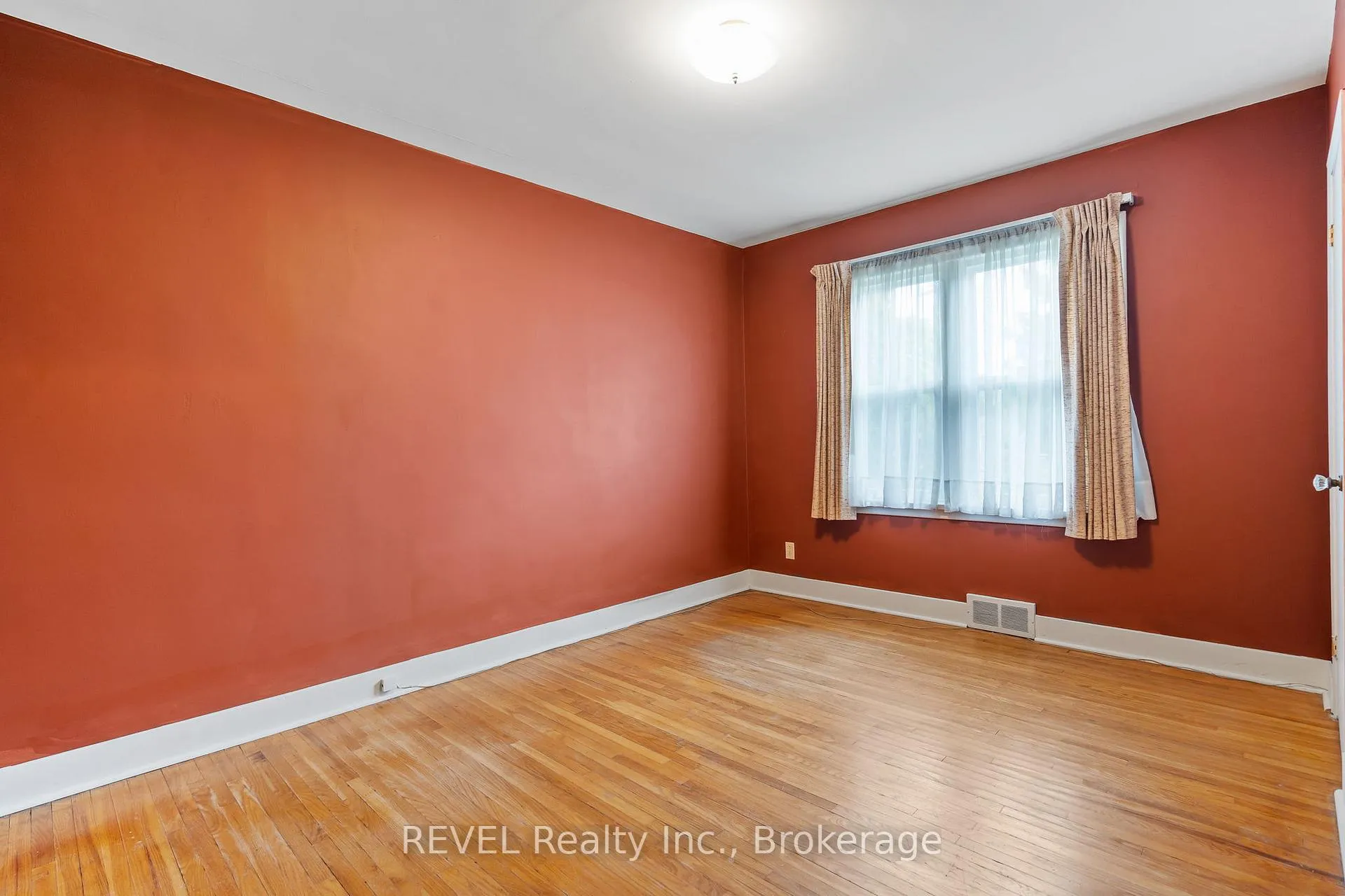 Photo 15 of 18 Nickerson Avenue, St. Catharines, Vine/Linwell — HOMEH