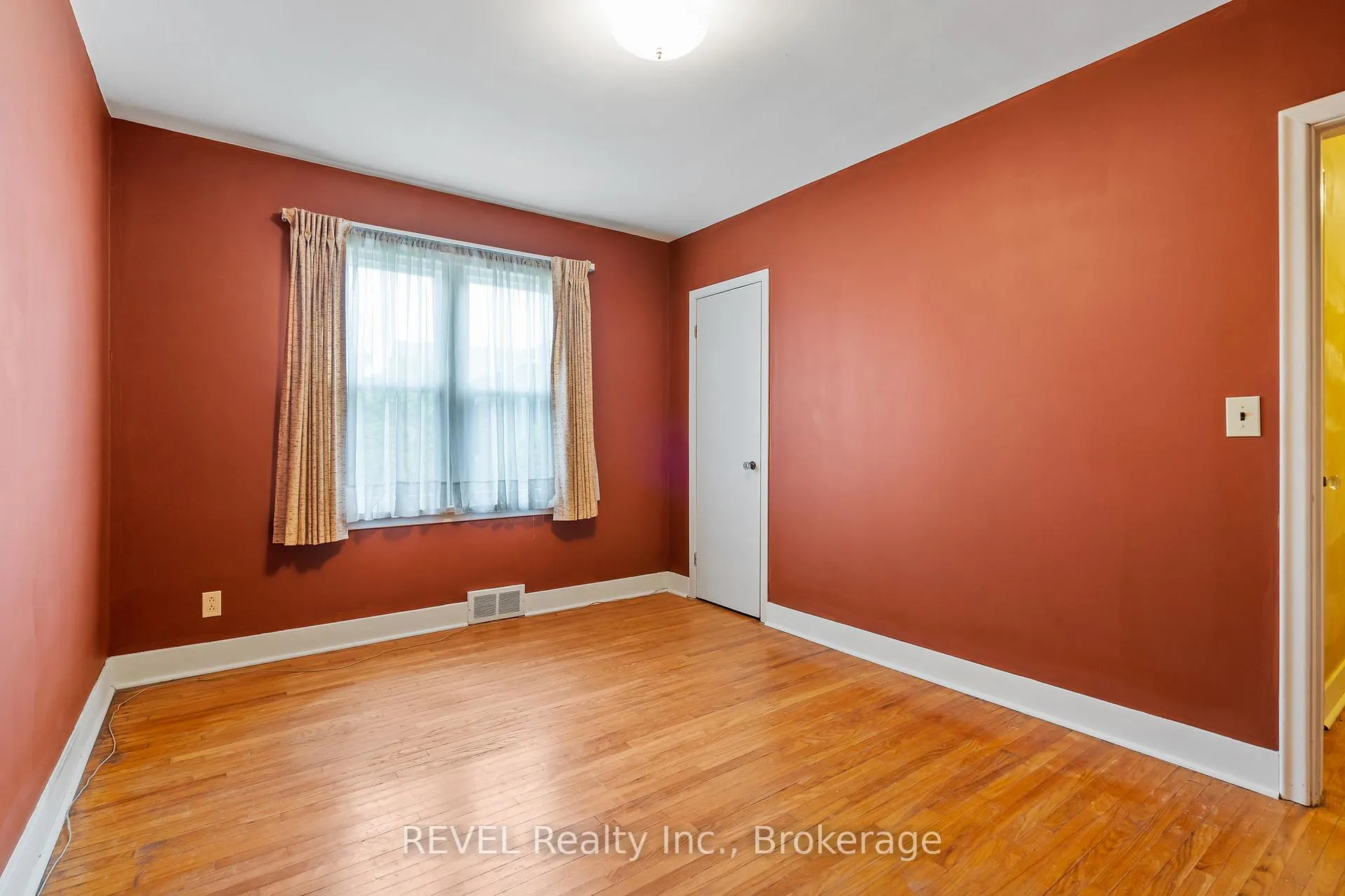 Photo 17 of 18 Nickerson Avenue, St. Catharines, Vine/Linwell — HOMEH