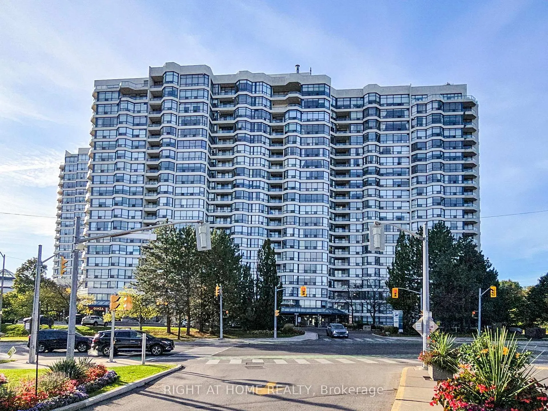 Photo 3 of Unit 402, 1 Clark Avenue W, Vaughan, Crestwood-Springfarm-Yorkhill — HOMEH