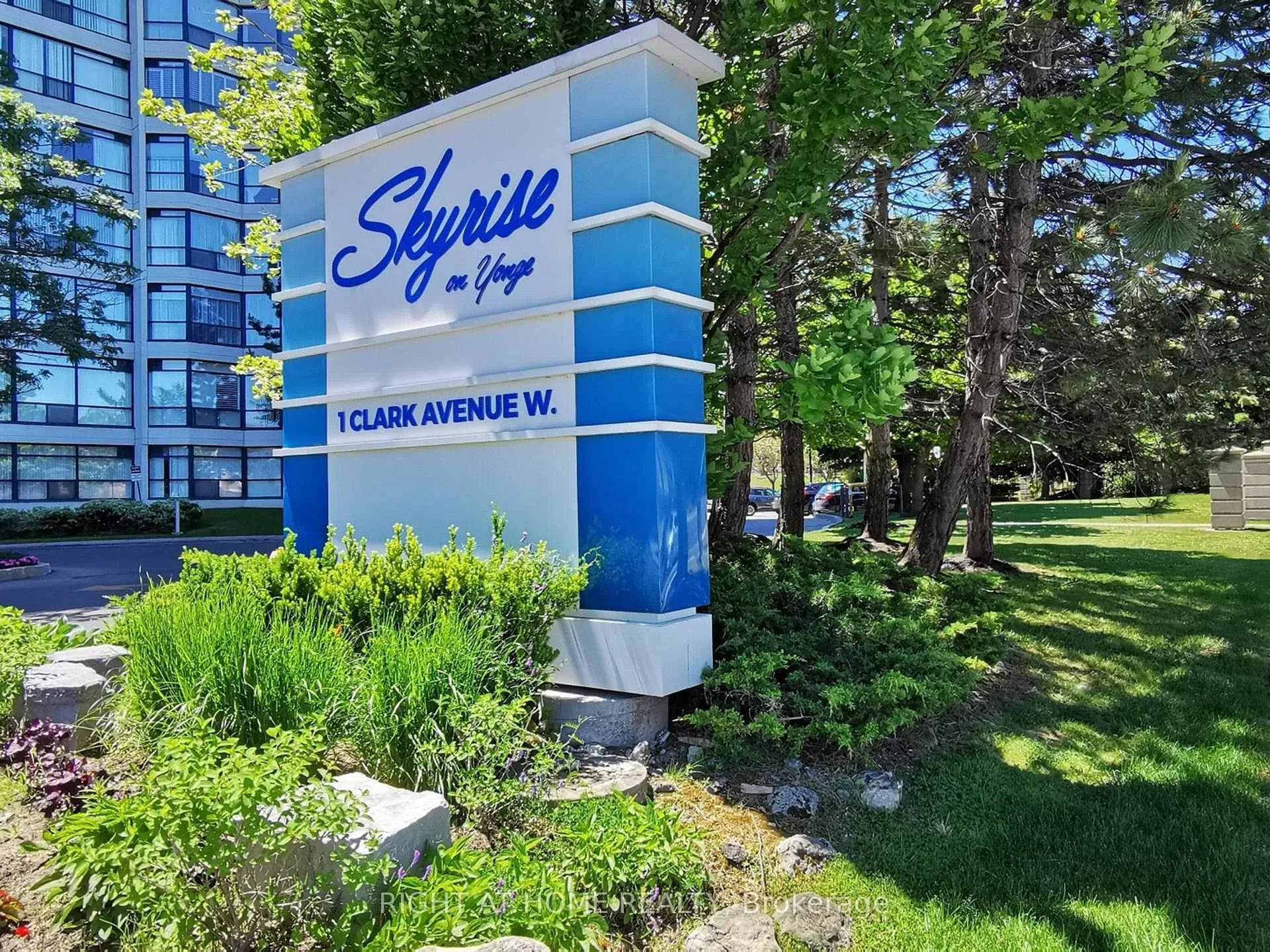 Photo 4 of Unit 402, 1 Clark Avenue W, Vaughan, Crestwood-Springfarm-Yorkhill — HOMEH
