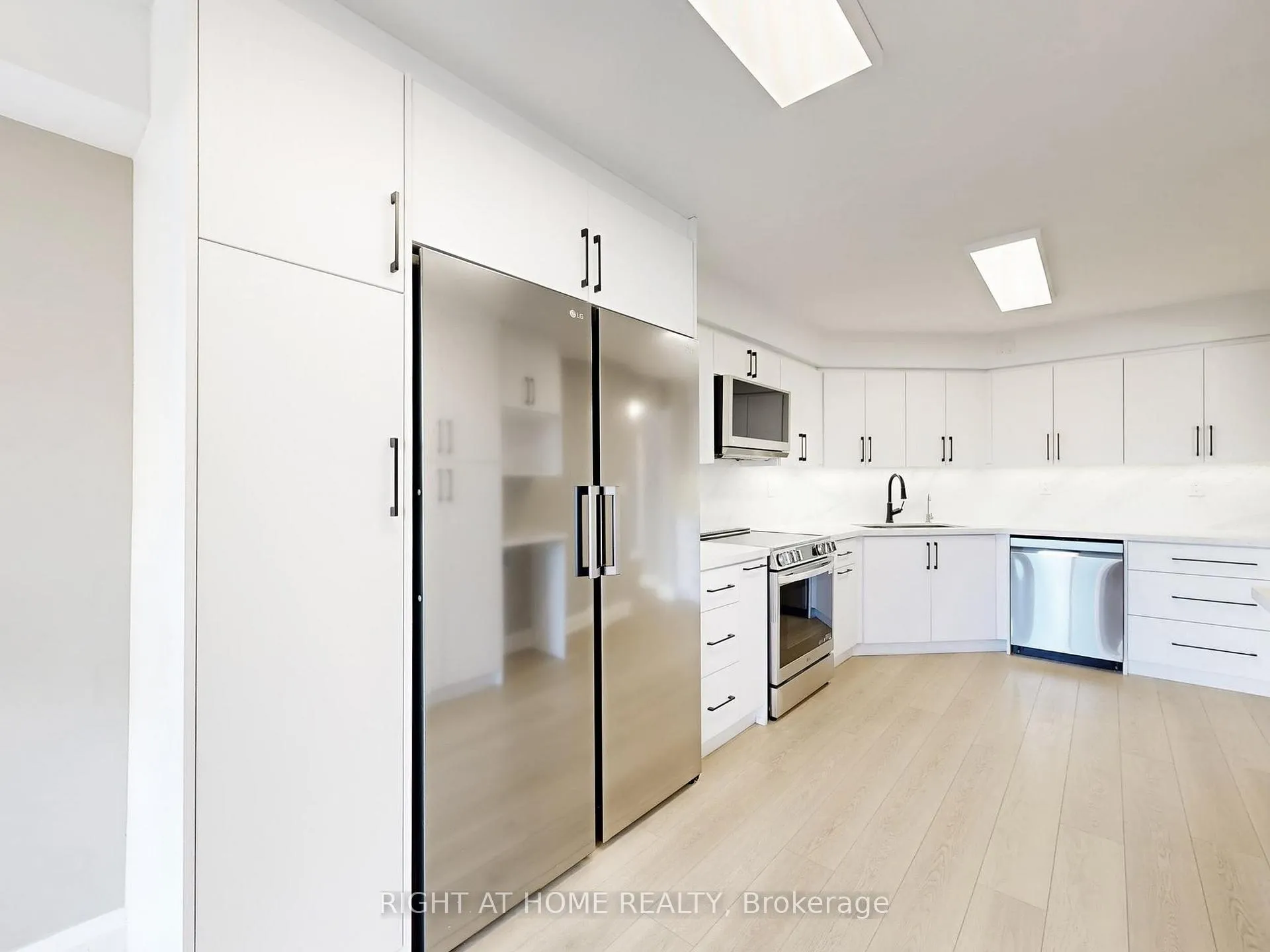 Photo 10 of Unit 402, 1 Clark Avenue W, Vaughan, Crestwood-Springfarm-Yorkhill — HOMEH