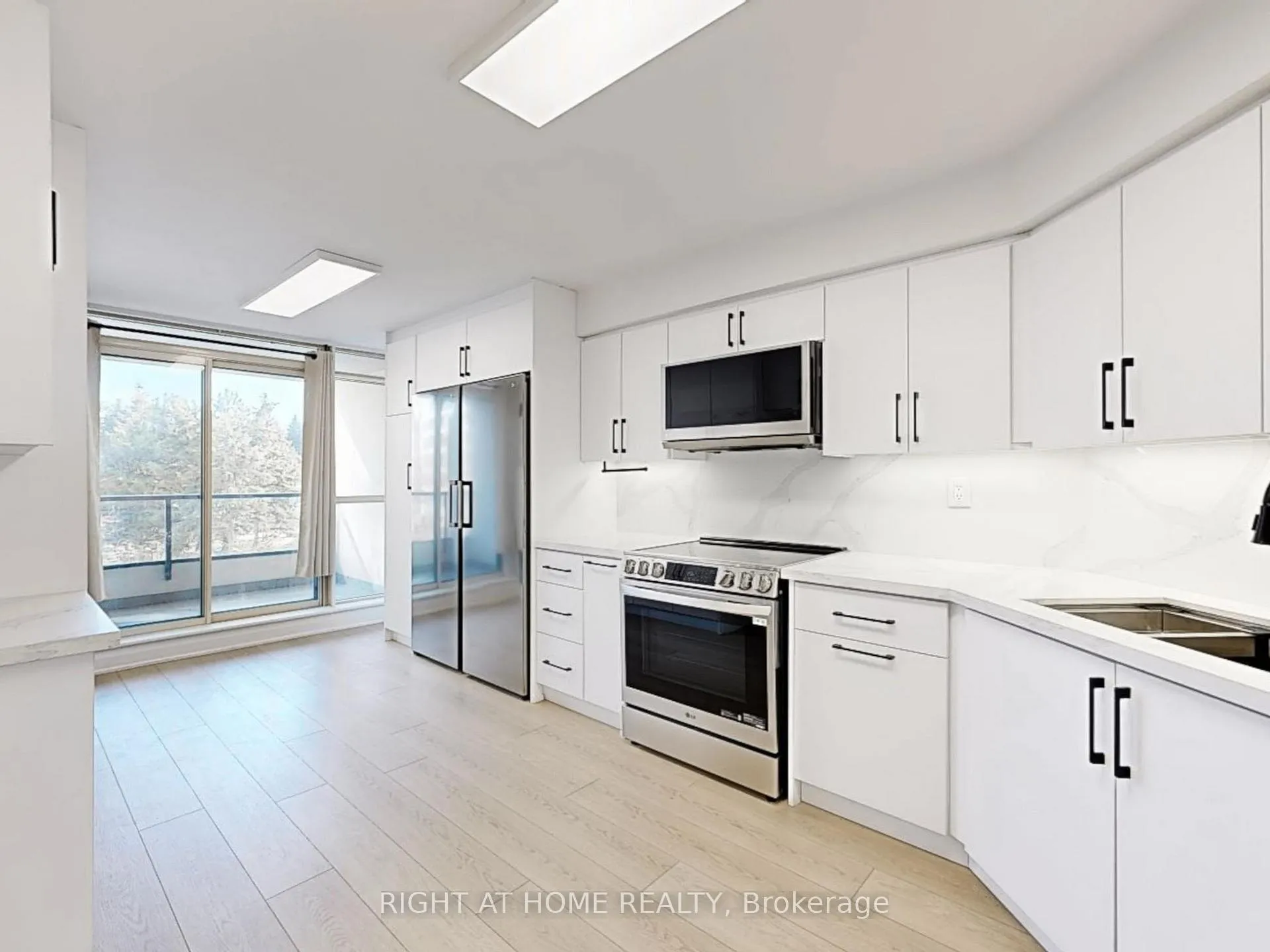 Photo 12 of Unit 402, 1 Clark Avenue W, Vaughan, Crestwood-Springfarm-Yorkhill — HOMEH