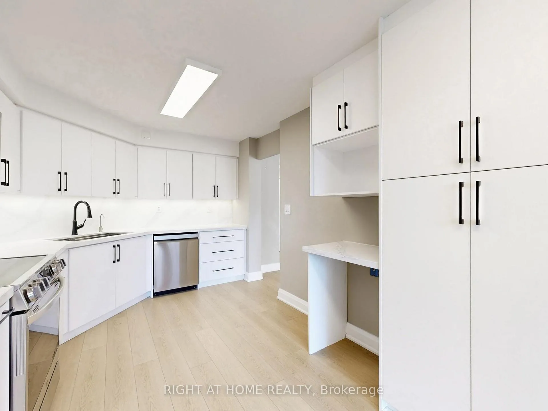 Photo 14 of Unit 402, 1 Clark Avenue W, Vaughan, Crestwood-Springfarm-Yorkhill — HOMEH