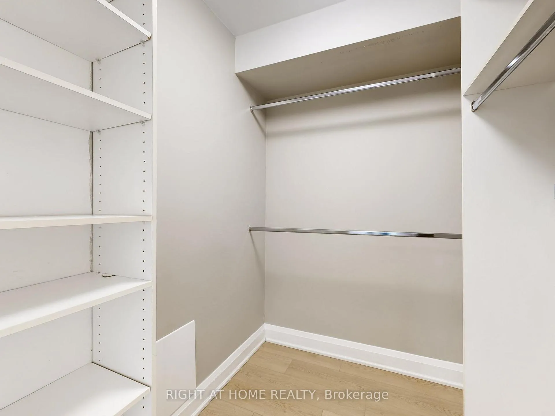 Photo 20 of Unit 402, 1 Clark Avenue W, Vaughan, Crestwood-Springfarm-Yorkhill — HOMEH