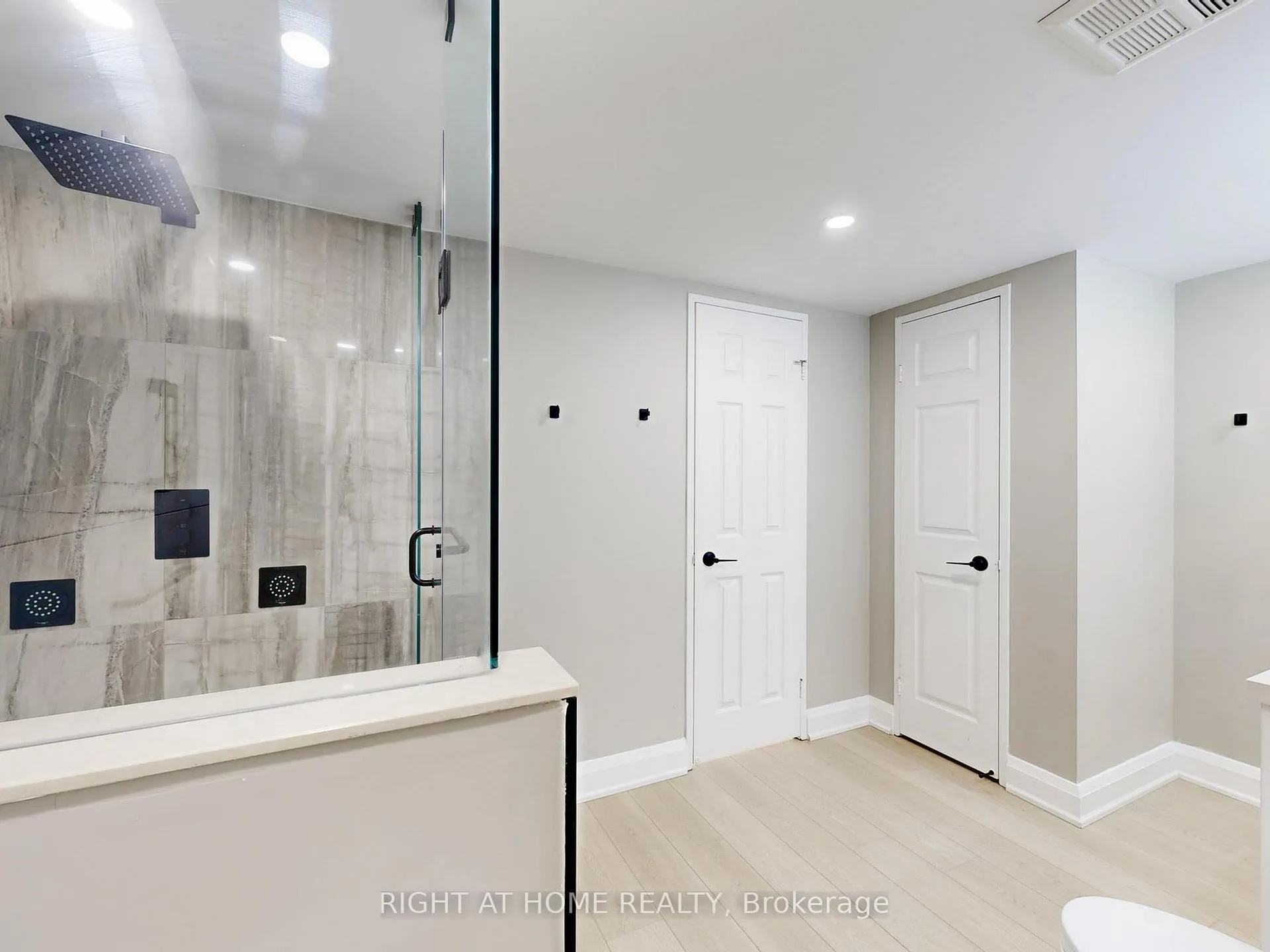 Photo 24 of Unit 402, 1 Clark Avenue W, Vaughan, Crestwood-Springfarm-Yorkhill — HOMEH