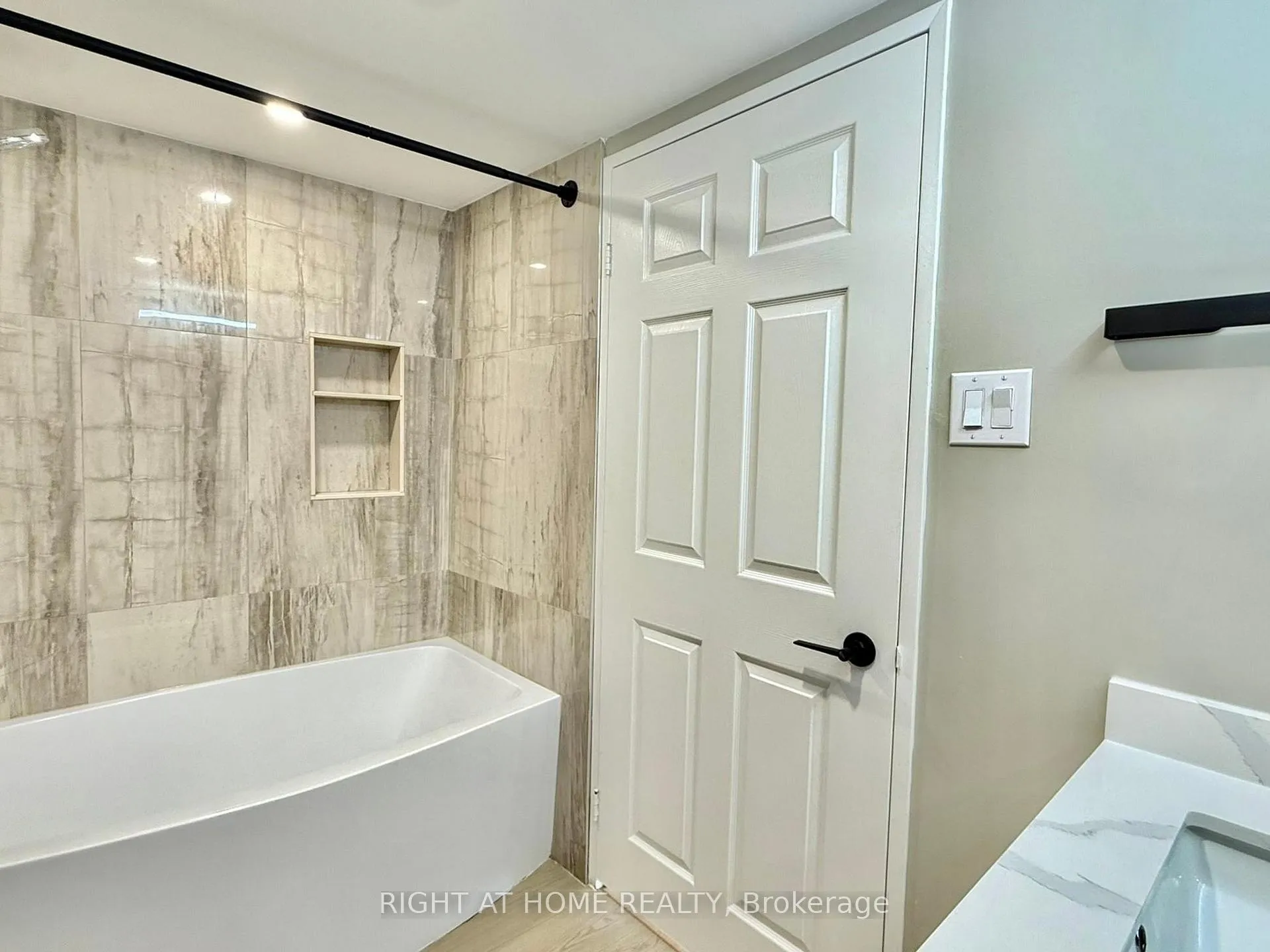 Photo 28 of Unit 402, 1 Clark Avenue W, Vaughan, Crestwood-Springfarm-Yorkhill — HOMEH