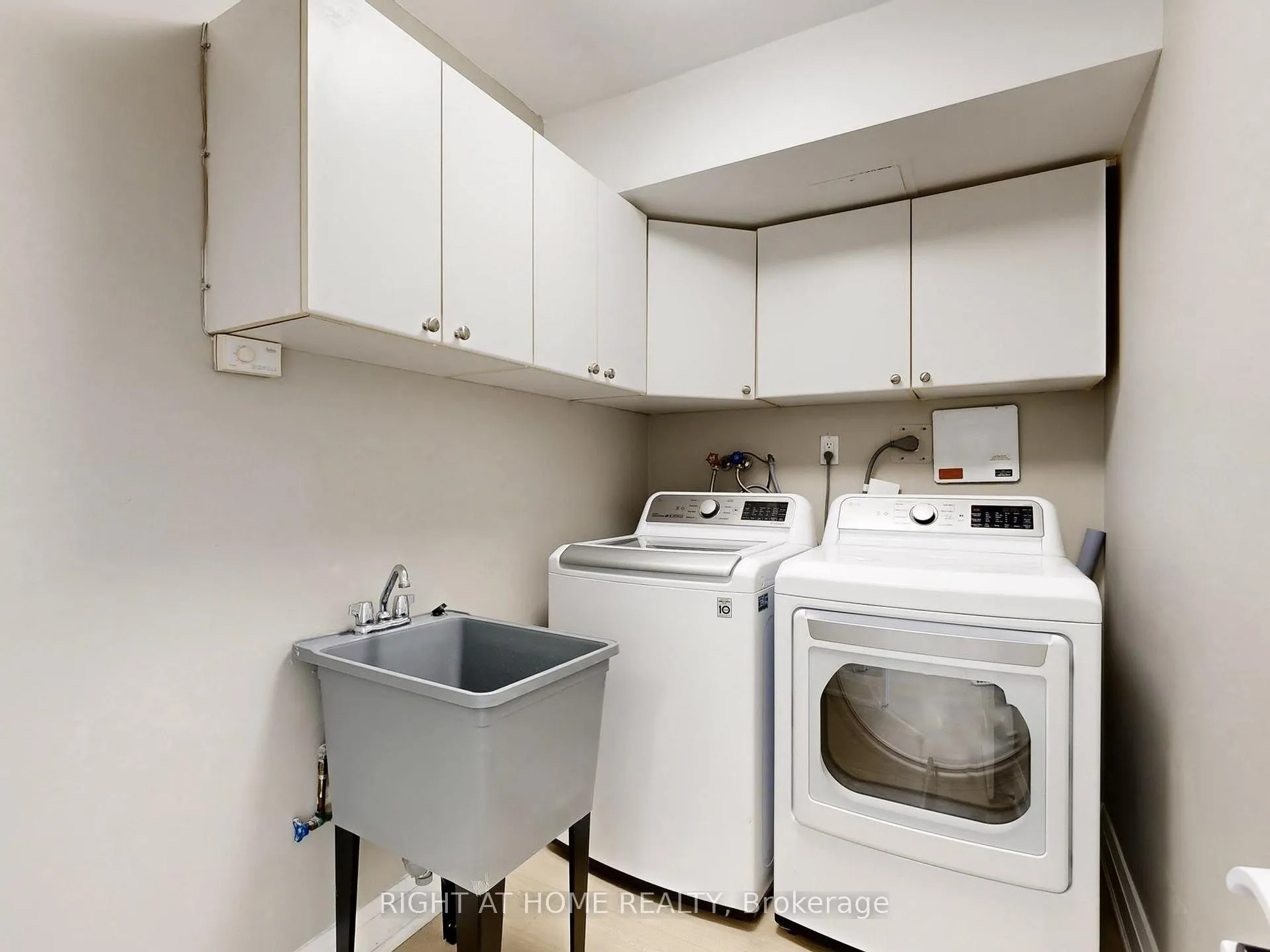 Photo 29 of Unit 402, 1 Clark Avenue W, Vaughan, Crestwood-Springfarm-Yorkhill — HOMEH