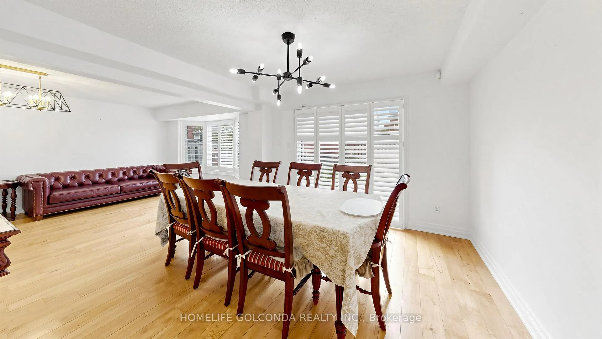 Photo 8 of 19 Thornbury Circle, Vaughan, Crestwood-Springfarm-Yorkhill — HOMEH