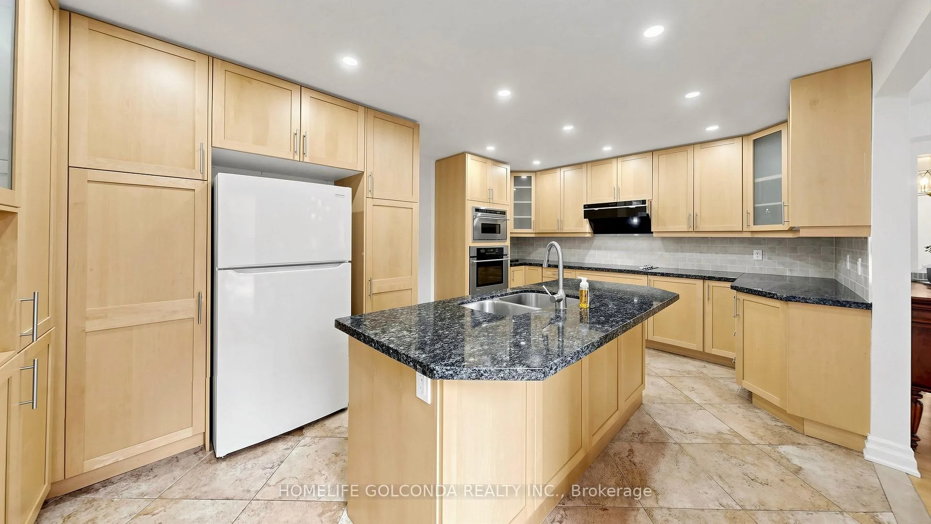 Photo 9 of 19 Thornbury Circle, Vaughan, Crestwood-Springfarm-Yorkhill — HOMEH