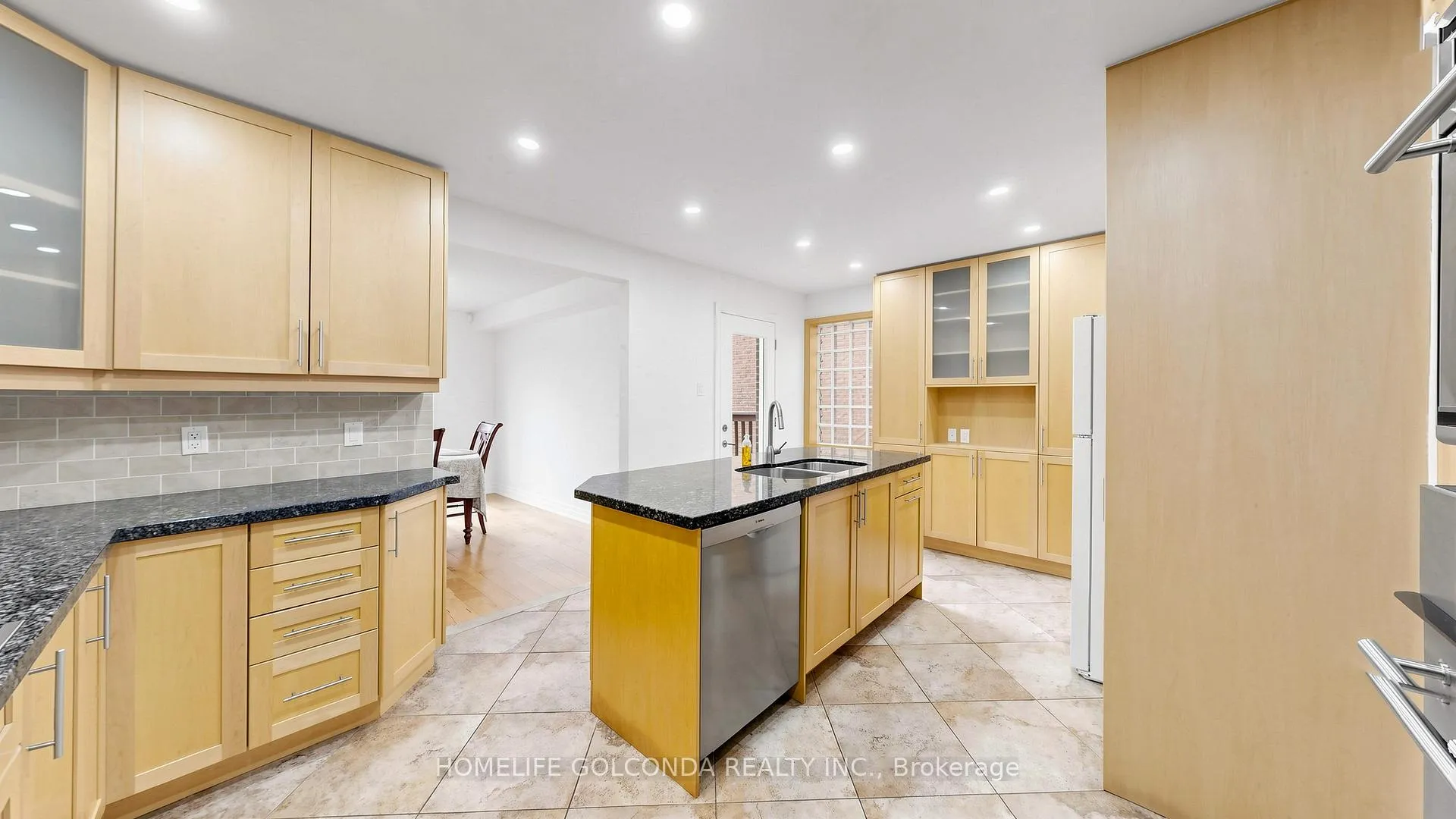 Photo 10 of 19 Thornbury Circle, Vaughan, Crestwood-Springfarm-Yorkhill — HOMEH
