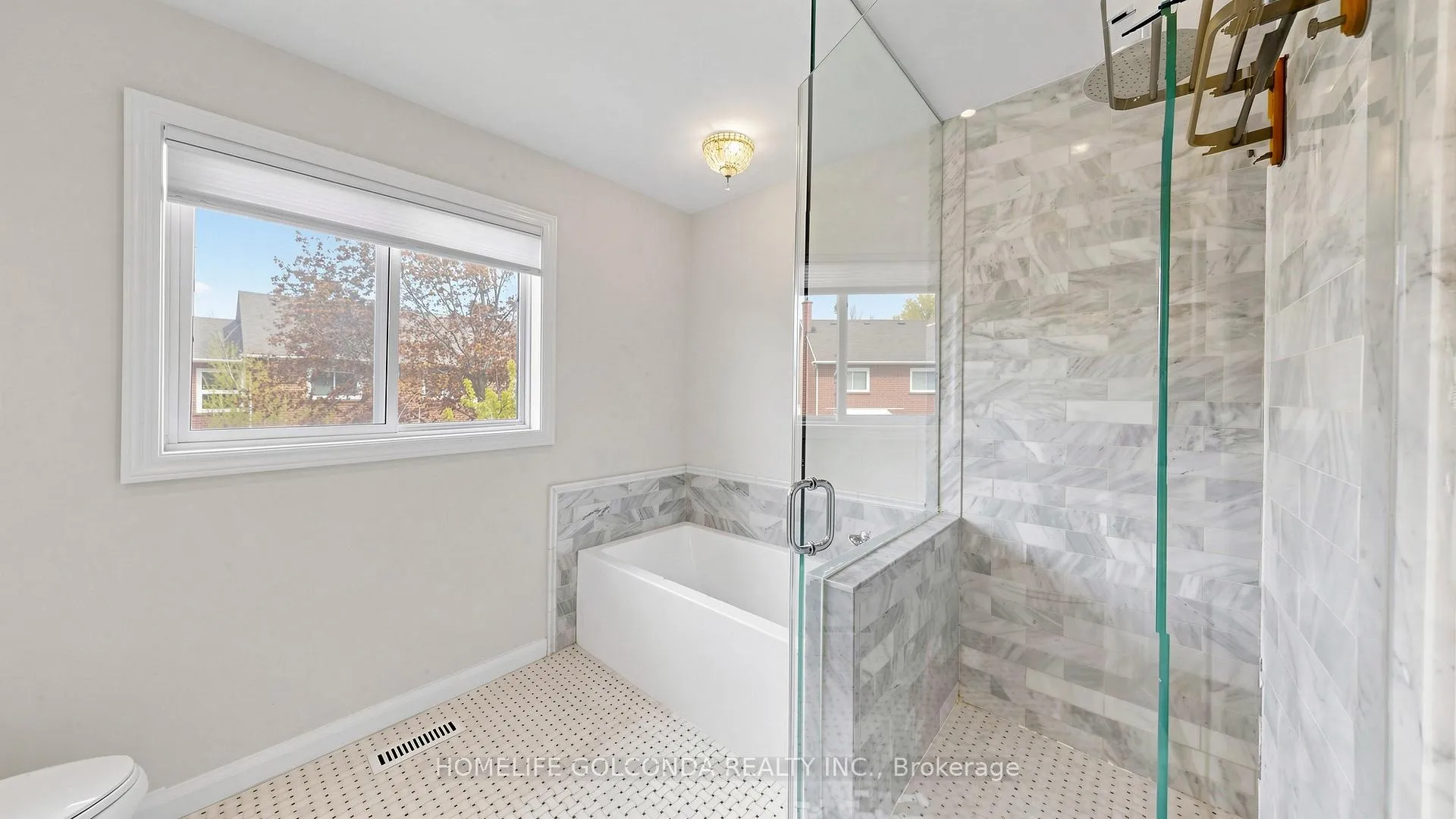 Photo 21 of 19 Thornbury Circle, Vaughan, Crestwood-Springfarm-Yorkhill — HOMEH
