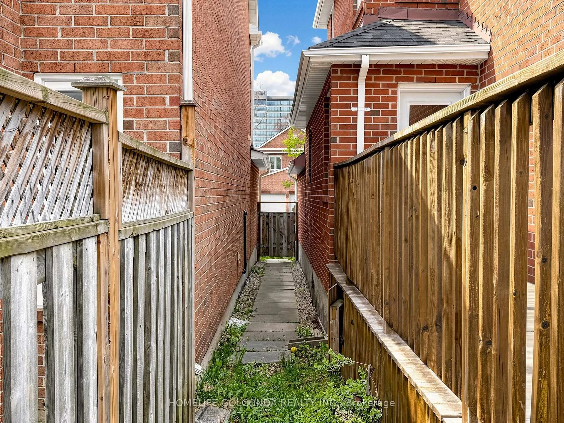 Photo 40 of 19 Thornbury Circle, Vaughan, Crestwood-Springfarm-Yorkhill — HOMEH
