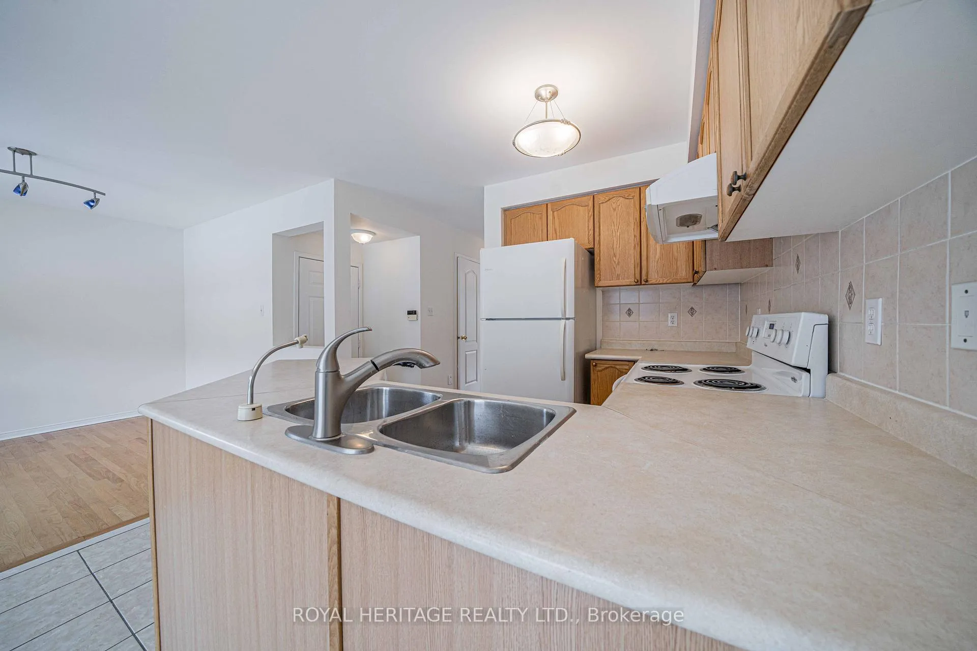 Photo 9 of 344 Castlemore Avenue, Markham, Berczy — HOMEH