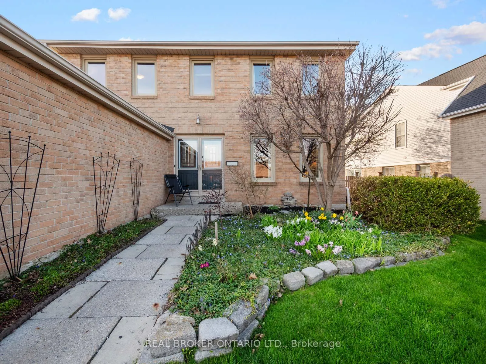 Photo 2 of 24 Mansion Street, Brampton, Central Park — HOMEH