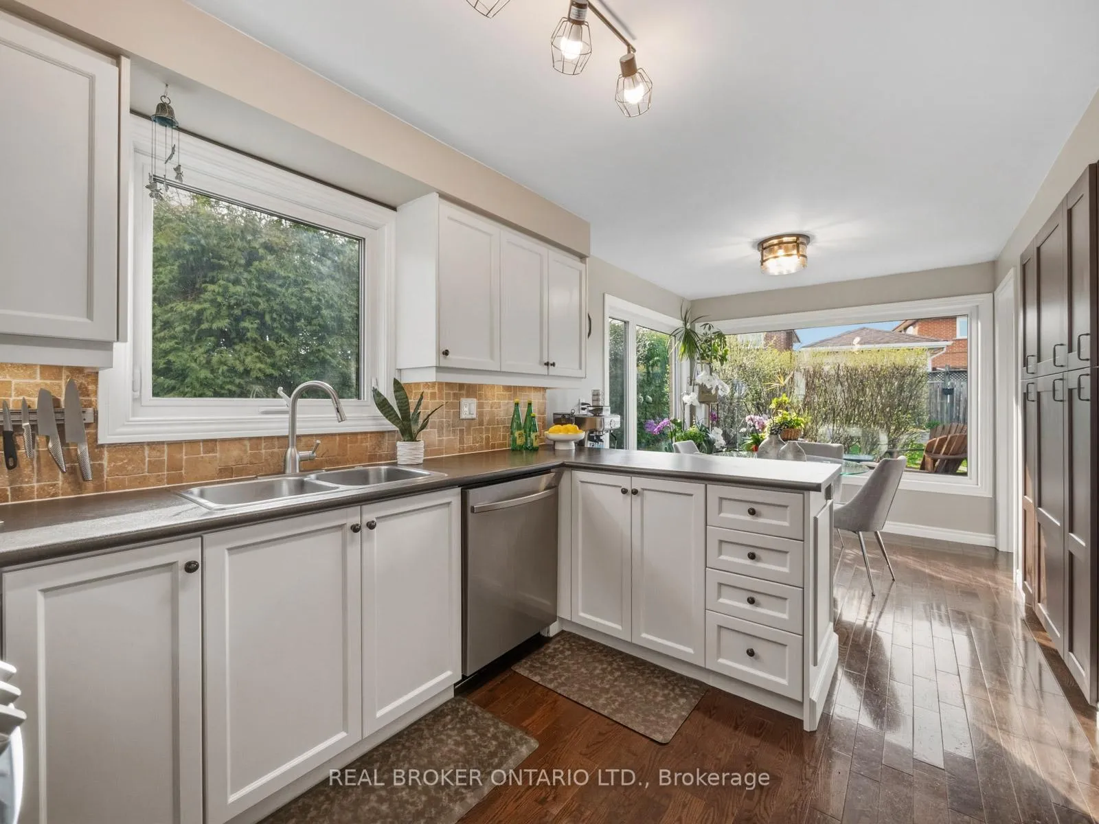 Photo 9 of 24 Mansion Street, Brampton, Central Park — HOMEH