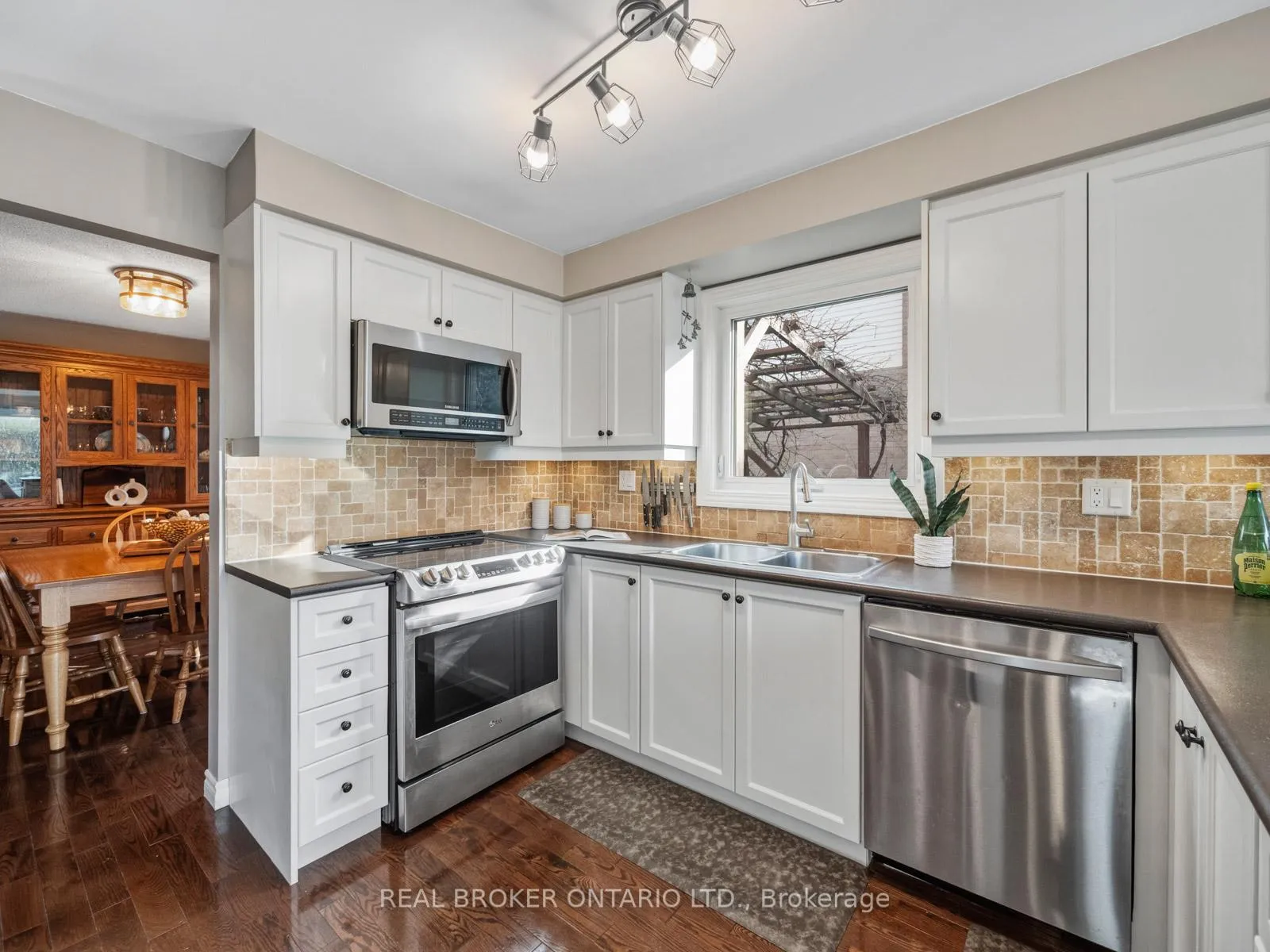 Photo 10 of 24 Mansion Street, Brampton, Central Park — HOMEH