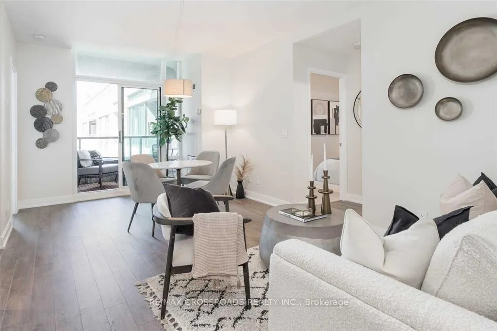 Photo 3 of Unit 814, 88 Broadway Avenue, Toronto, Mount Pleasant West — HOMEH
