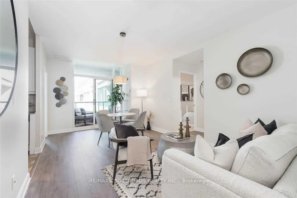 Photo 4 of Unit 814, 88 Broadway Avenue, Toronto, Mount Pleasant West — HOMEH