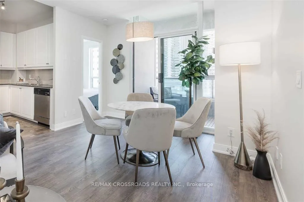 Photo 5 of Unit 814, 88 Broadway Avenue, Toronto, Mount Pleasant West — HOMEH