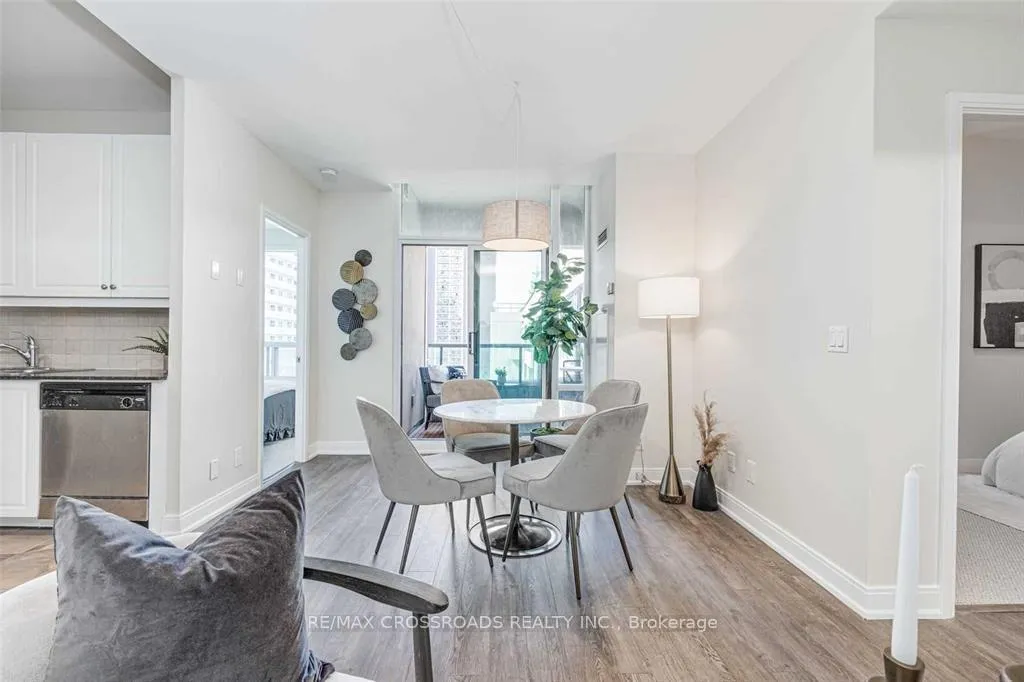 Photo 9 of Unit 814, 88 Broadway Avenue, Toronto, Mount Pleasant West — HOMEH