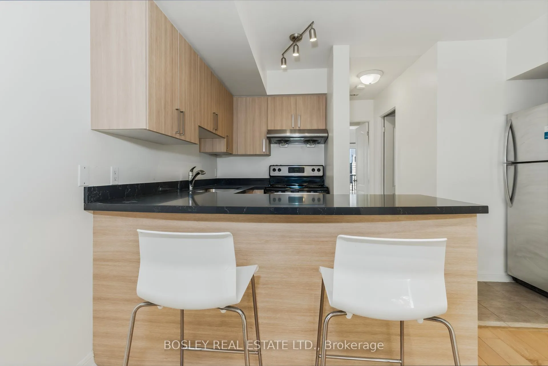 Photo 8 of Unit 606, 100 Strachan Avenue, Toronto, Niagara — HOMEH