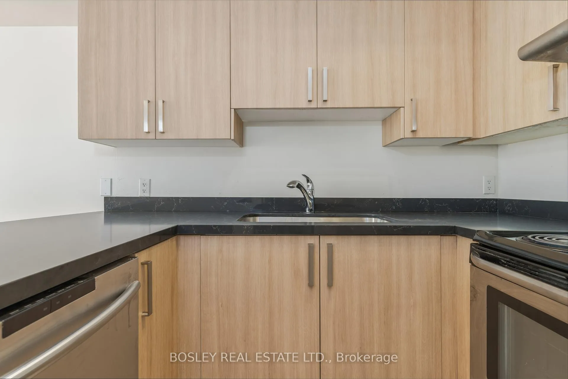 Photo 10 of Unit 606, 100 Strachan Avenue, Toronto, Niagara — HOMEH