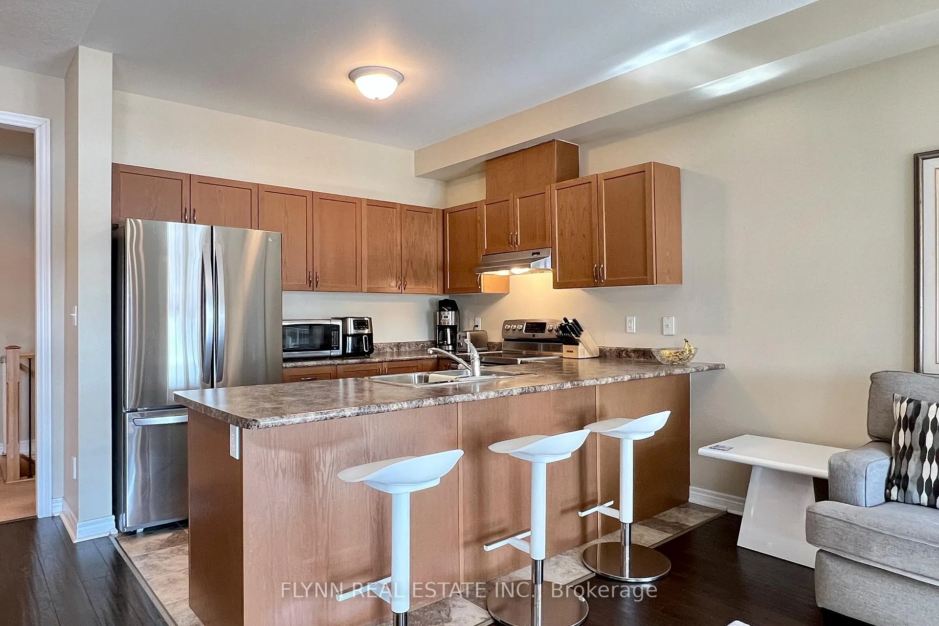 Photo 5 of 130 Truedell Circle, Hamilton, Waterdown — HOMEH