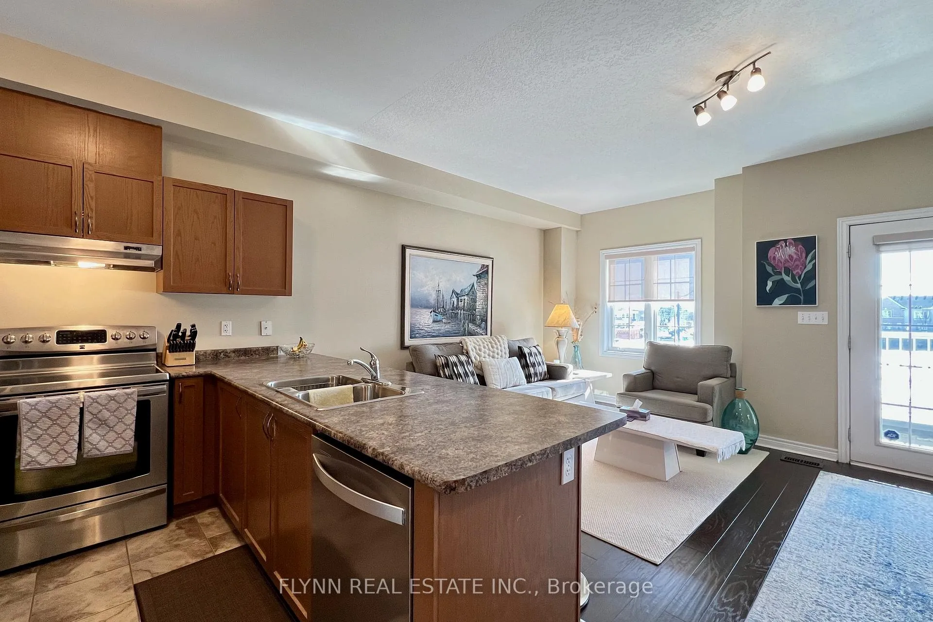 Photo 9 of 130 Truedell Circle, Hamilton, Waterdown — HOMEH