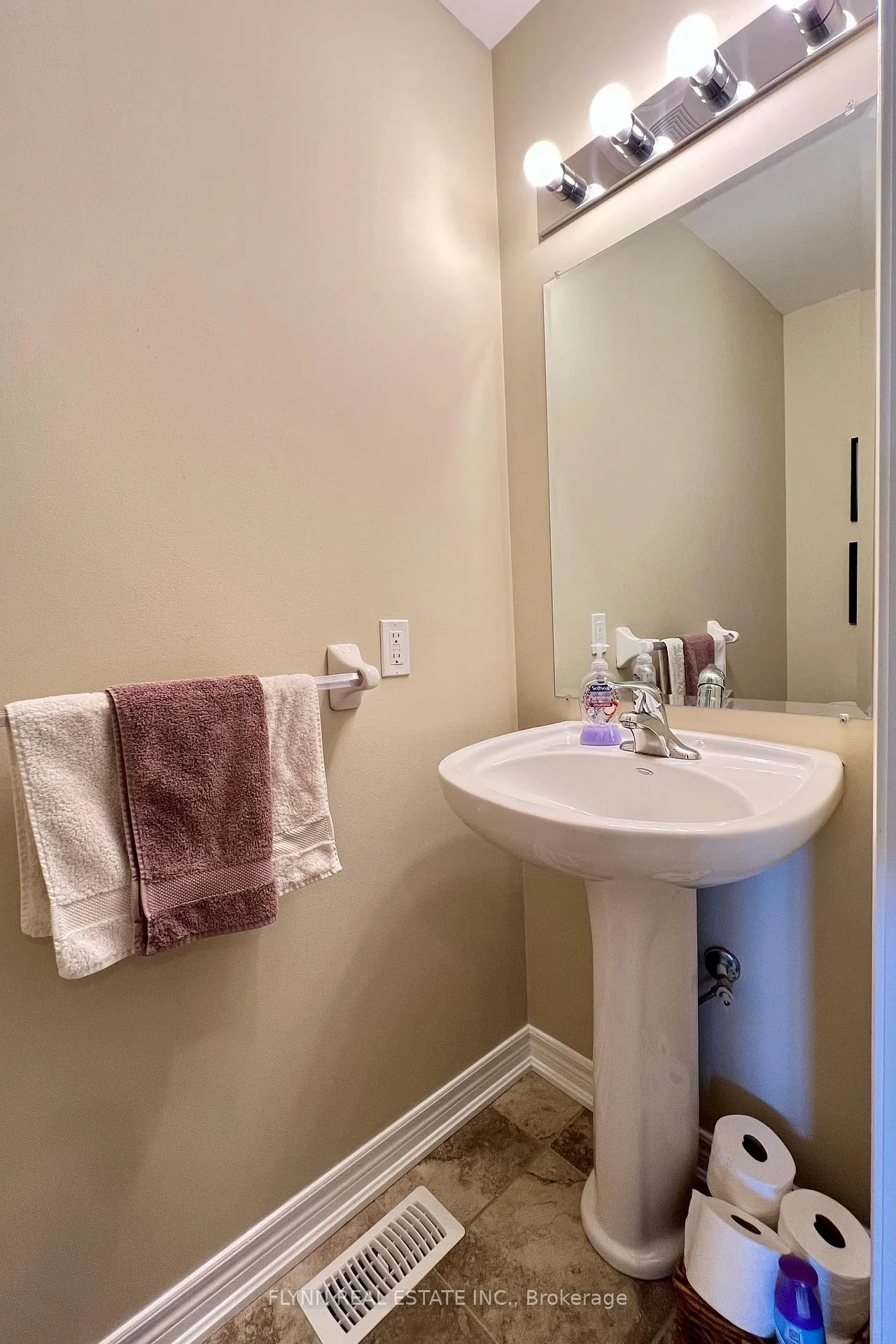 Photo 15 of 130 Truedell Circle, Hamilton, Waterdown — HOMEH