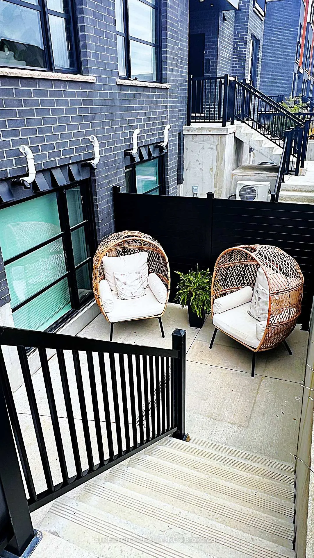 Photo 2 of Unit 31, 3900 Savoy Street E, London, South V — HOMEH