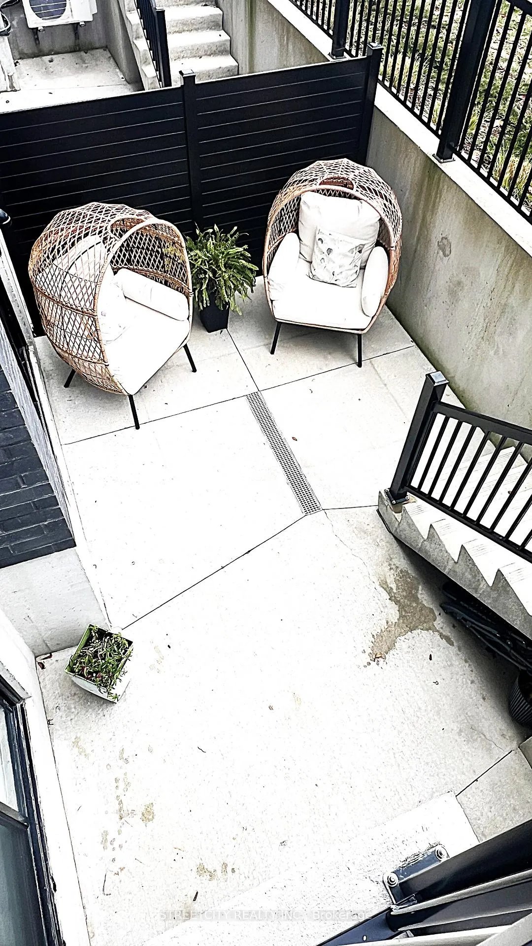 Photo 3 of Unit 31, 3900 Savoy Street E, London, South V — HOMEH