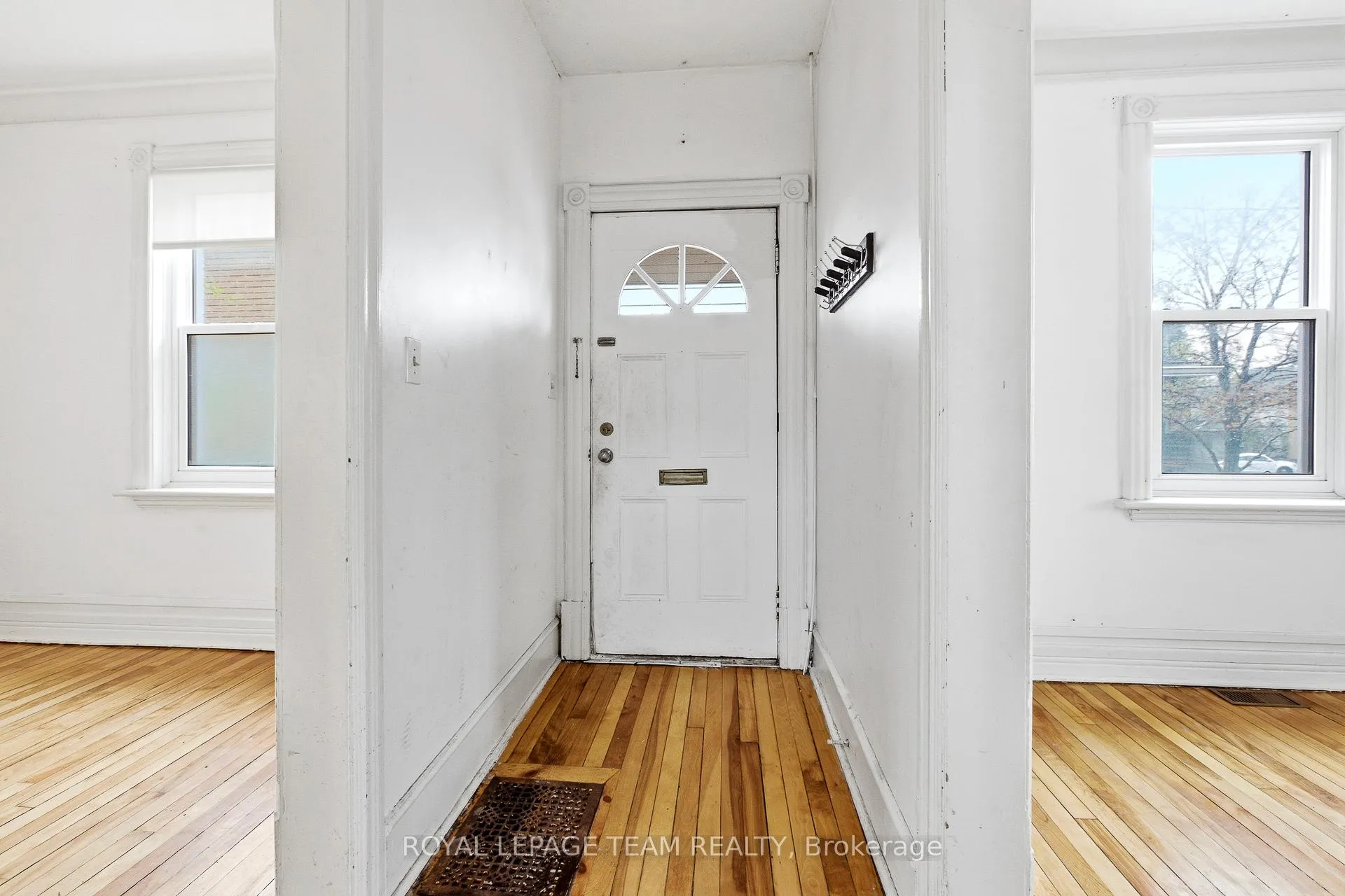 Photo 3 of 910 Pinecrest Road, Ottawa, Fairfield Heights — HOMEH