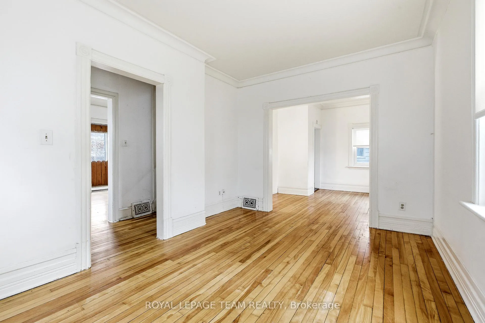 Photo 5 of 910 Pinecrest Road, Ottawa, Fairfield Heights — HOMEH