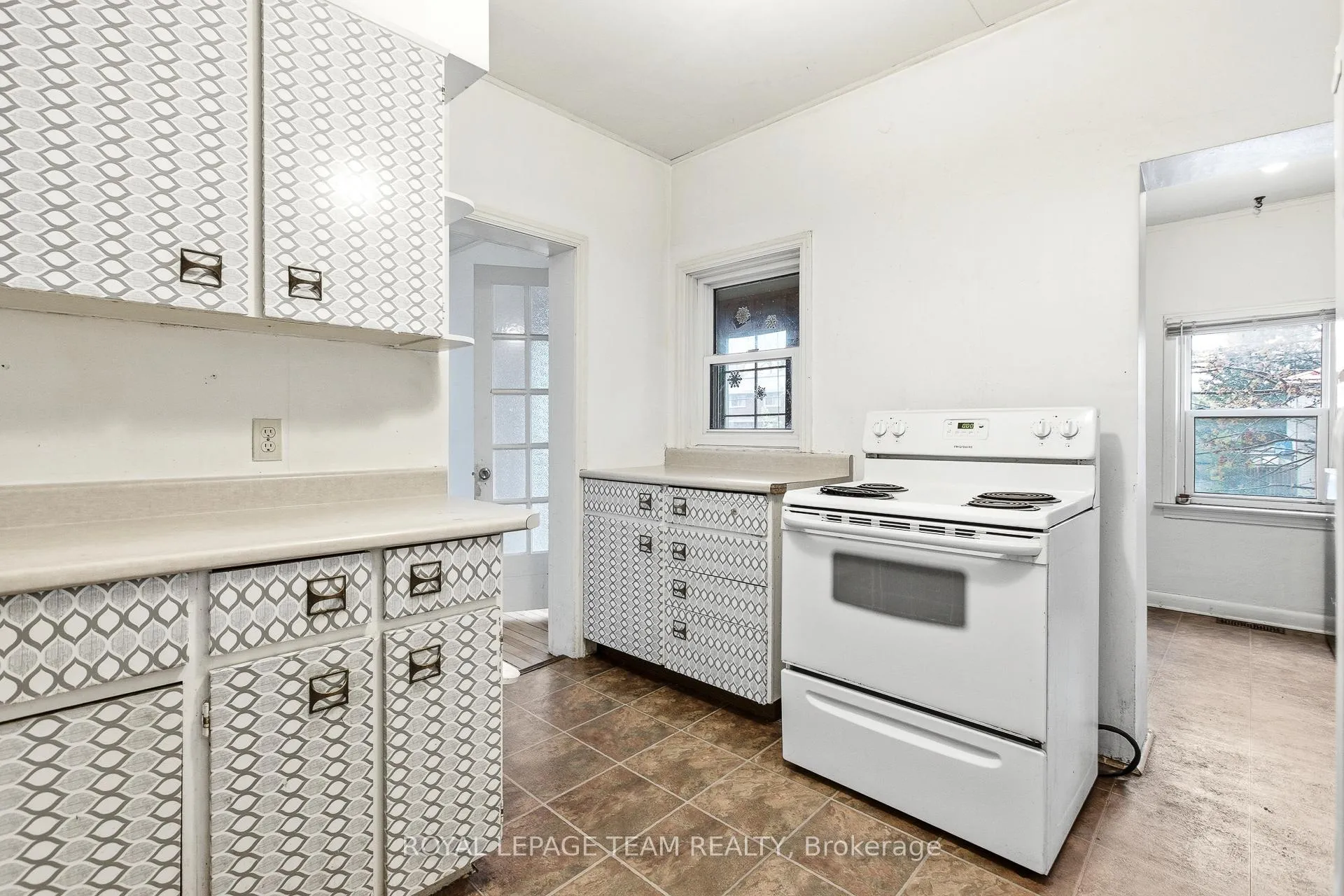 Photo 12 of 910 Pinecrest Road, Ottawa, Fairfield Heights — HOMEH