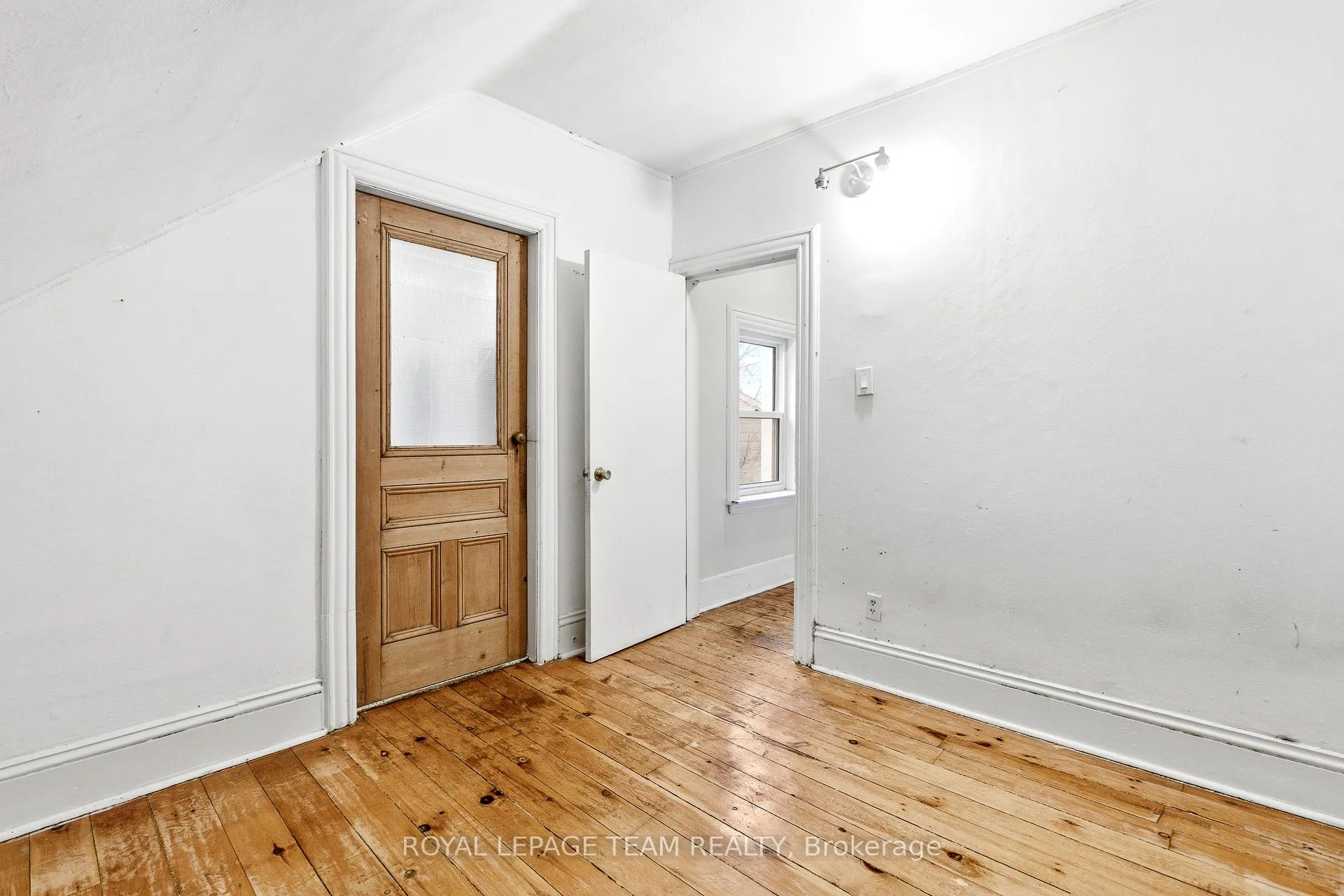 Photo 21 of 910 Pinecrest Road, Ottawa, Fairfield Heights — HOMEH