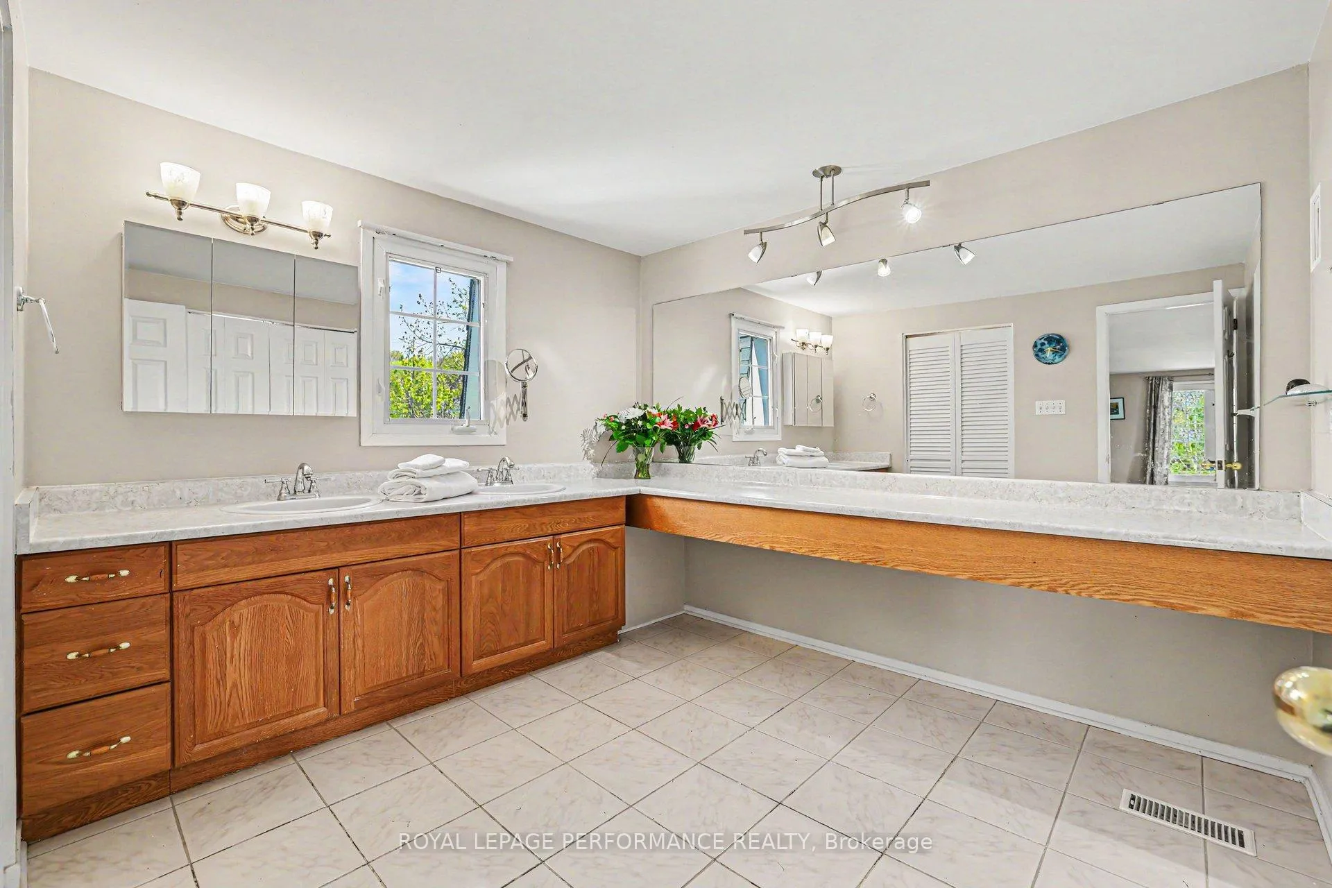 Photo 24 of 26 Delong Drive, Ottawa, Beacon Hill North — HOMEH